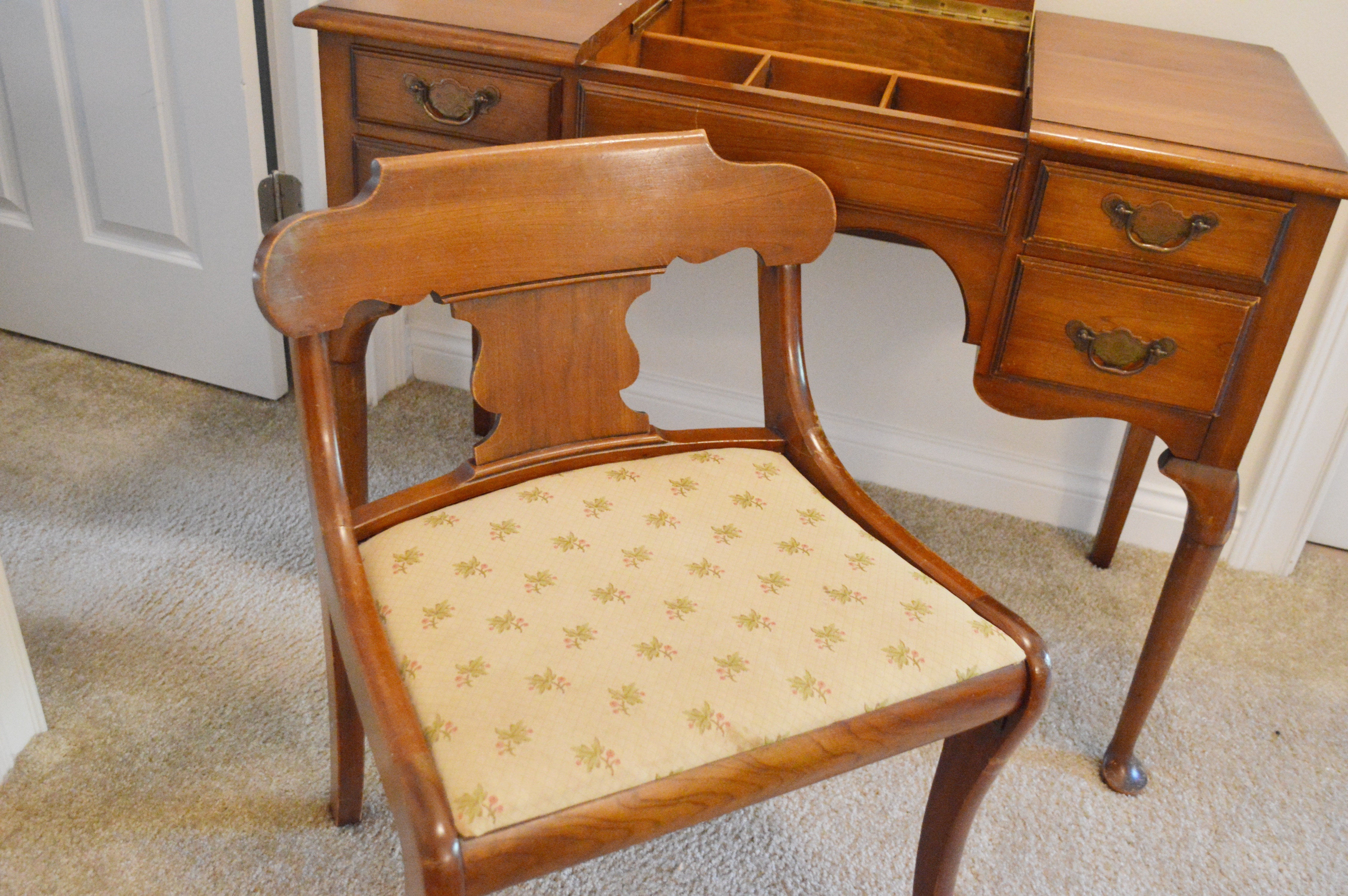 Queen Anne Style Mahogany Vanity Table and Chair, 20th Century