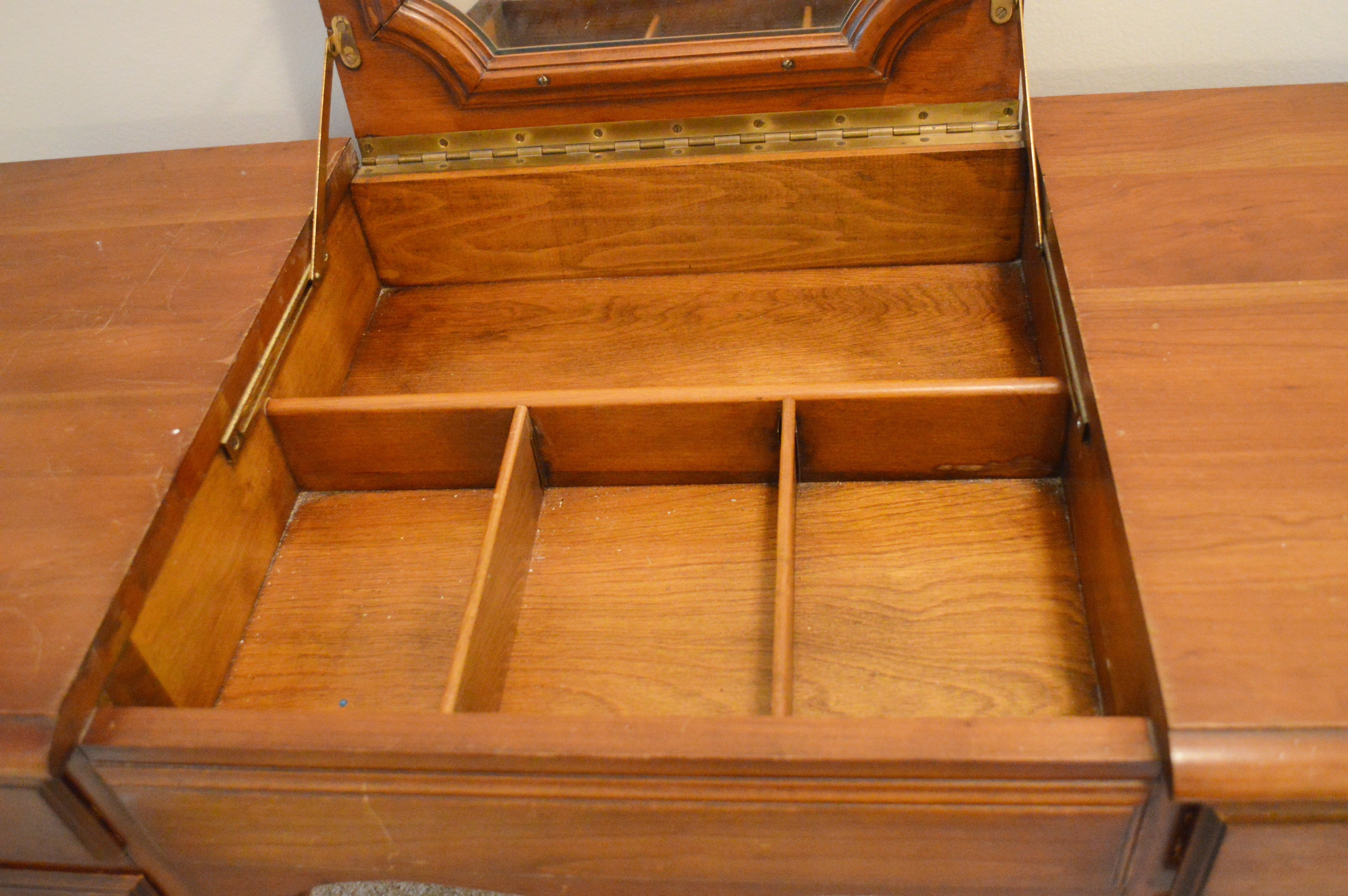 Queen Anne Style Mahogany Vanity Table and Chair, 20th Century