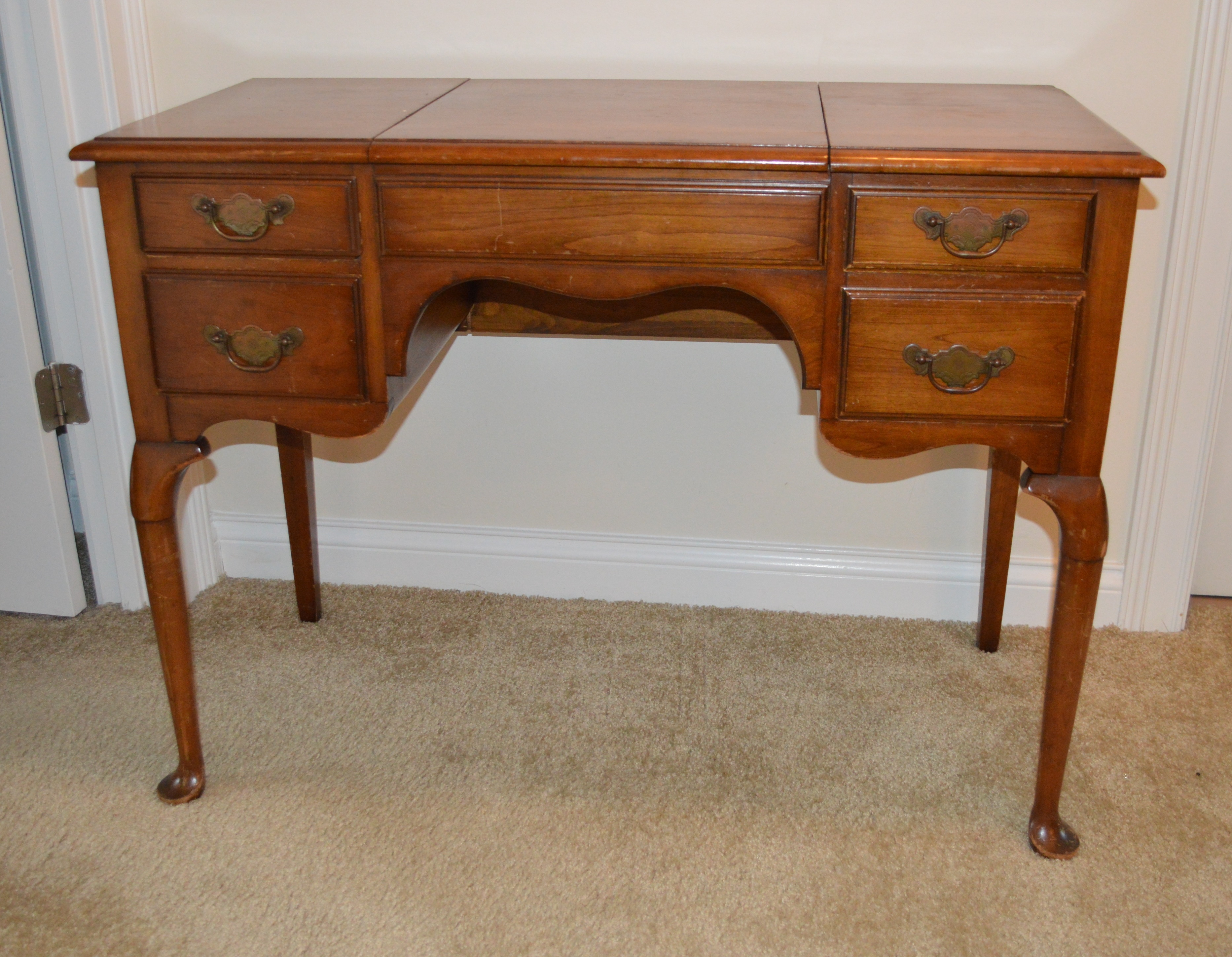 Queen Anne Style Mahogany Vanity Table and Chair, 20th Century