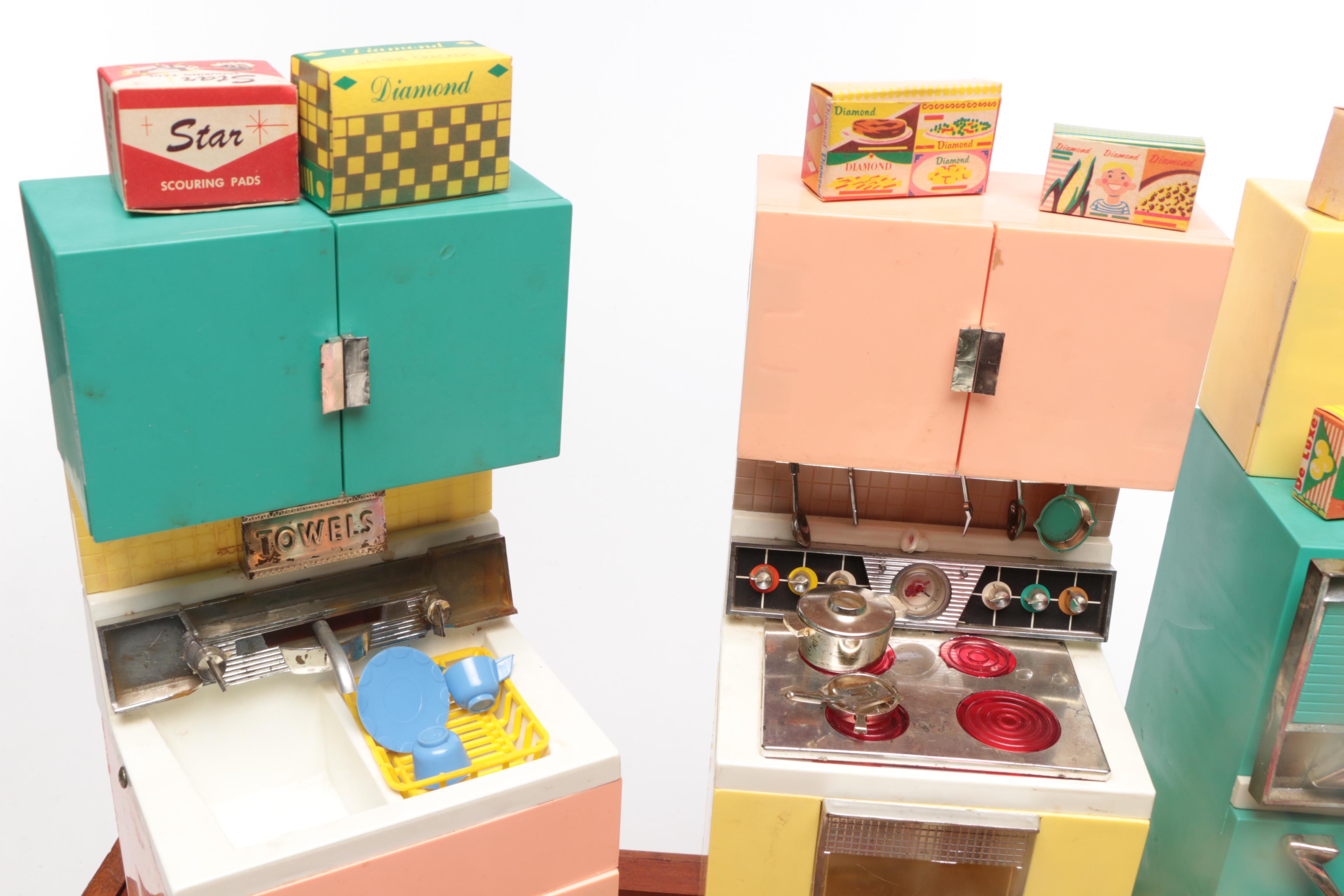 Barbie Deluxe Reading Dream Kitchen and Trunk, 1961