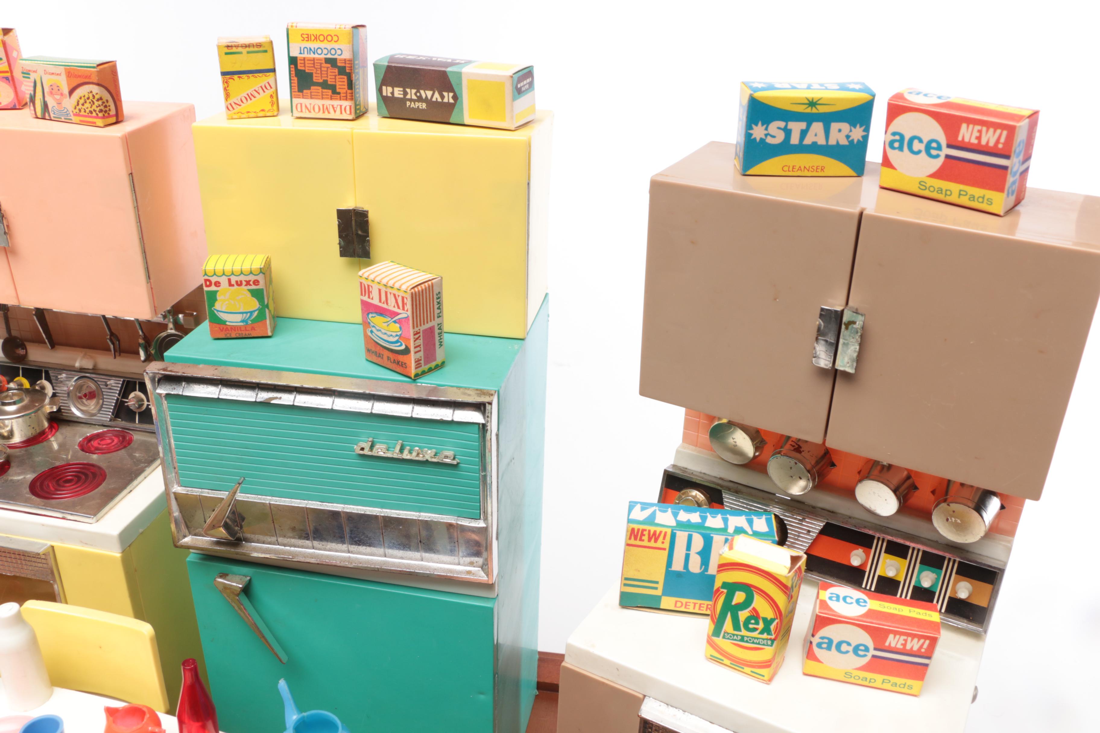 Barbie Deluxe Reading Dream Kitchen and Trunk, 1961