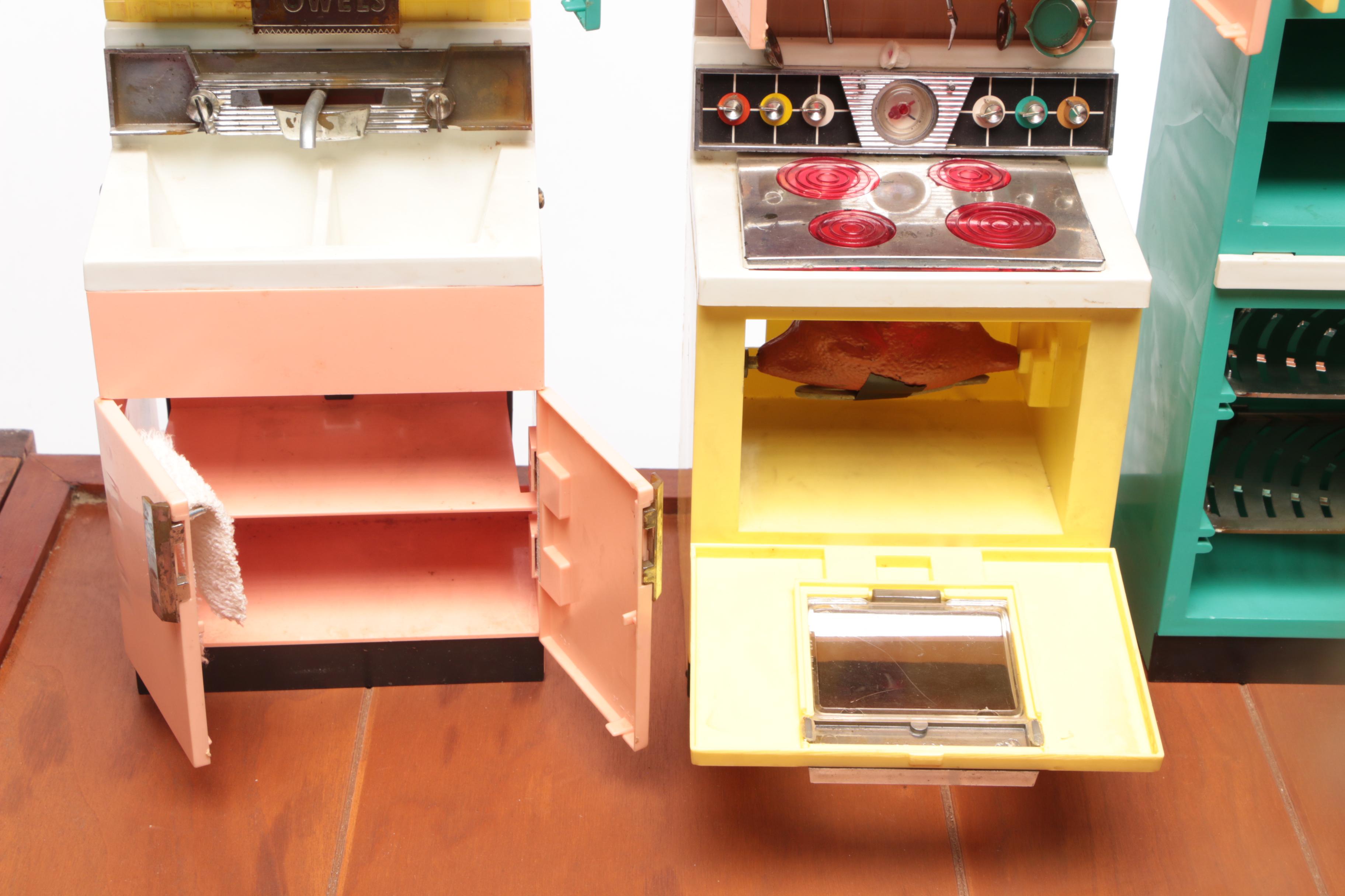 Barbie Deluxe Reading Dream Kitchen and Trunk, 1961