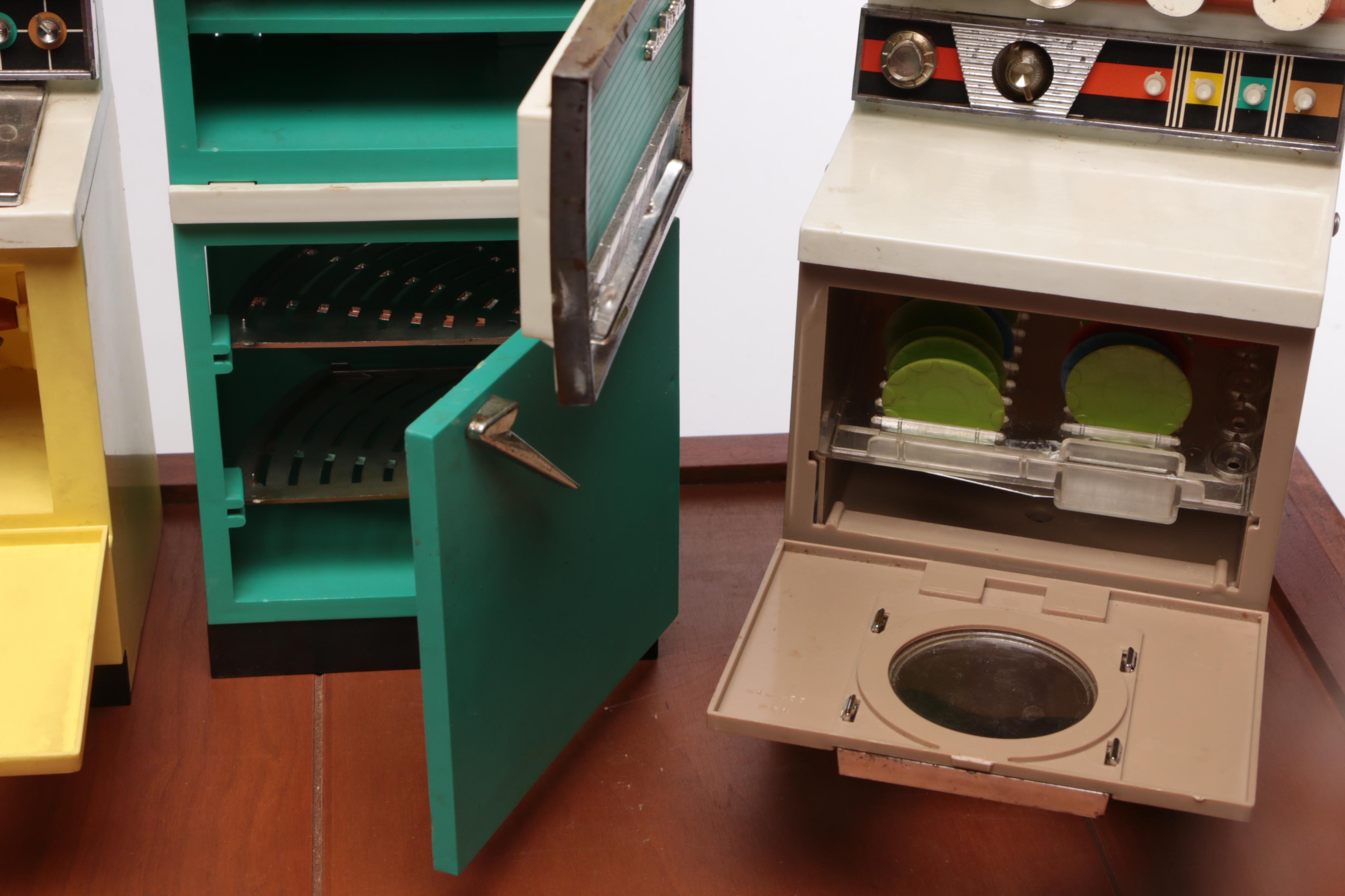 Barbie Deluxe Reading Dream Kitchen and Trunk, 1961