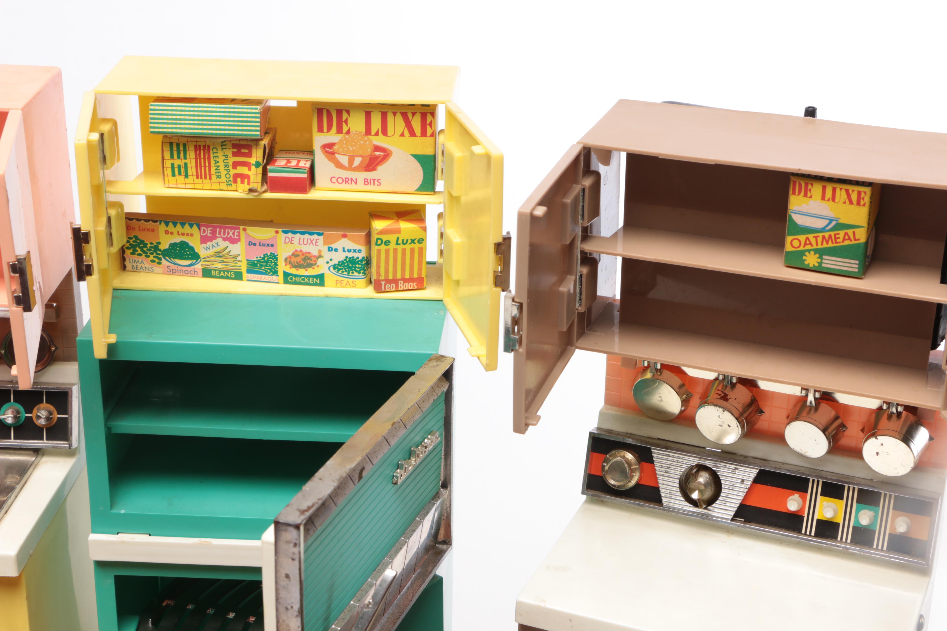Barbie Deluxe Reading Dream Kitchen and Trunk, 1961