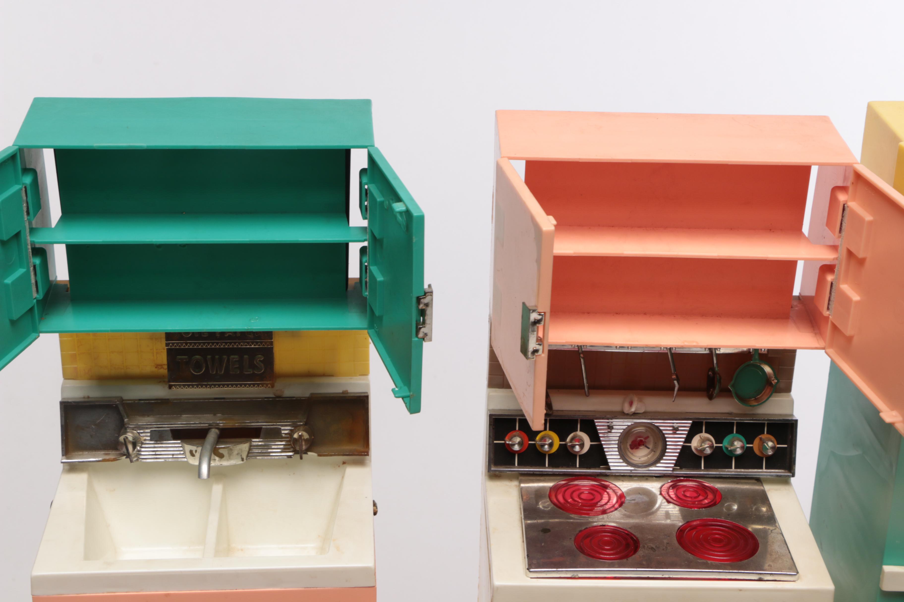 Barbie Deluxe Reading Dream Kitchen and Trunk, 1961