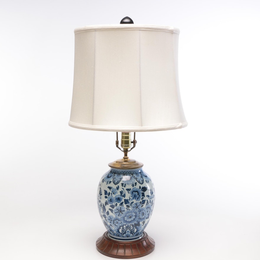 Chinese Porcelain Blue and White Table Lamp on Wood Base, Mid-20th Century