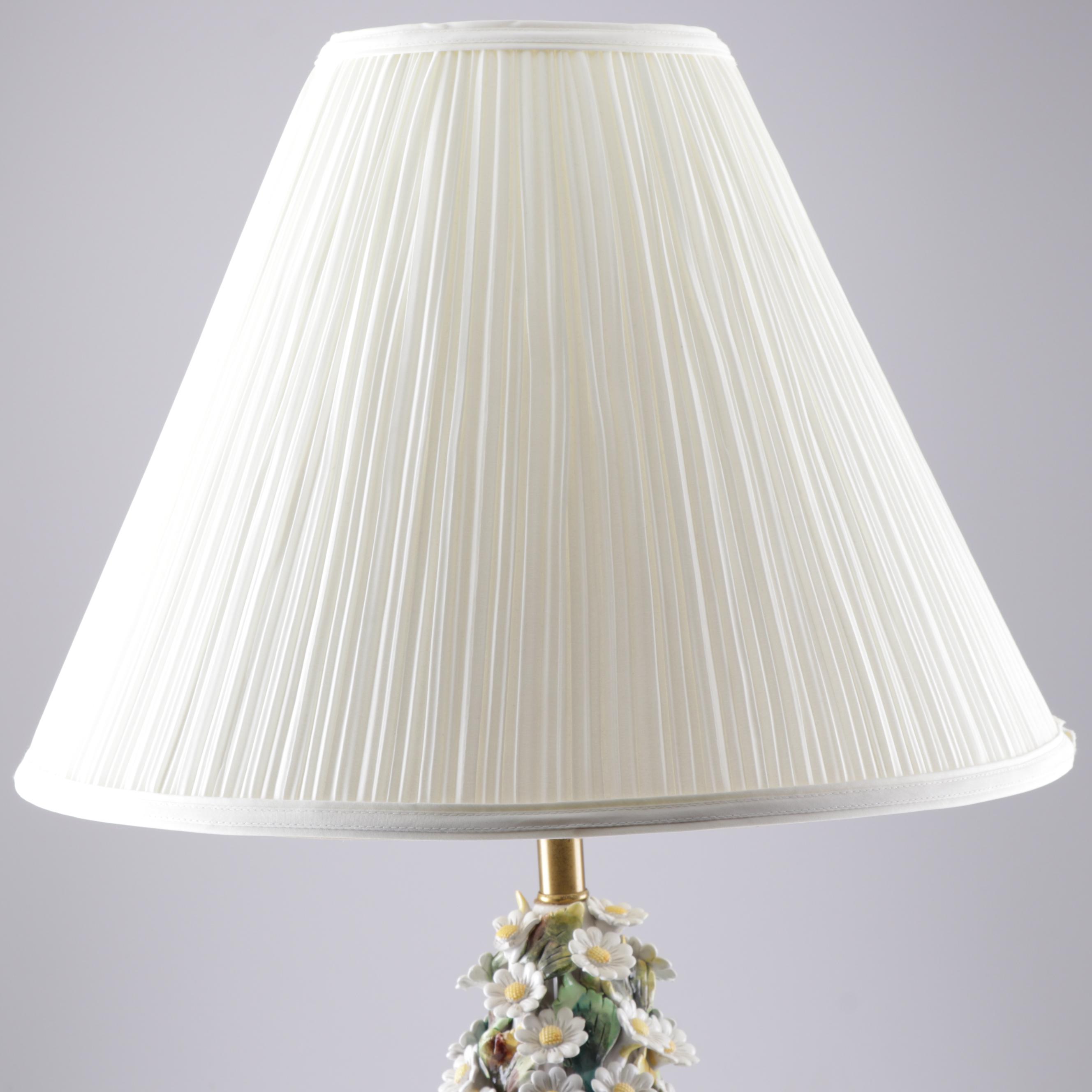 Italian Capodimonte Style Daisy Motif Table Lamp, Mid-20th Century