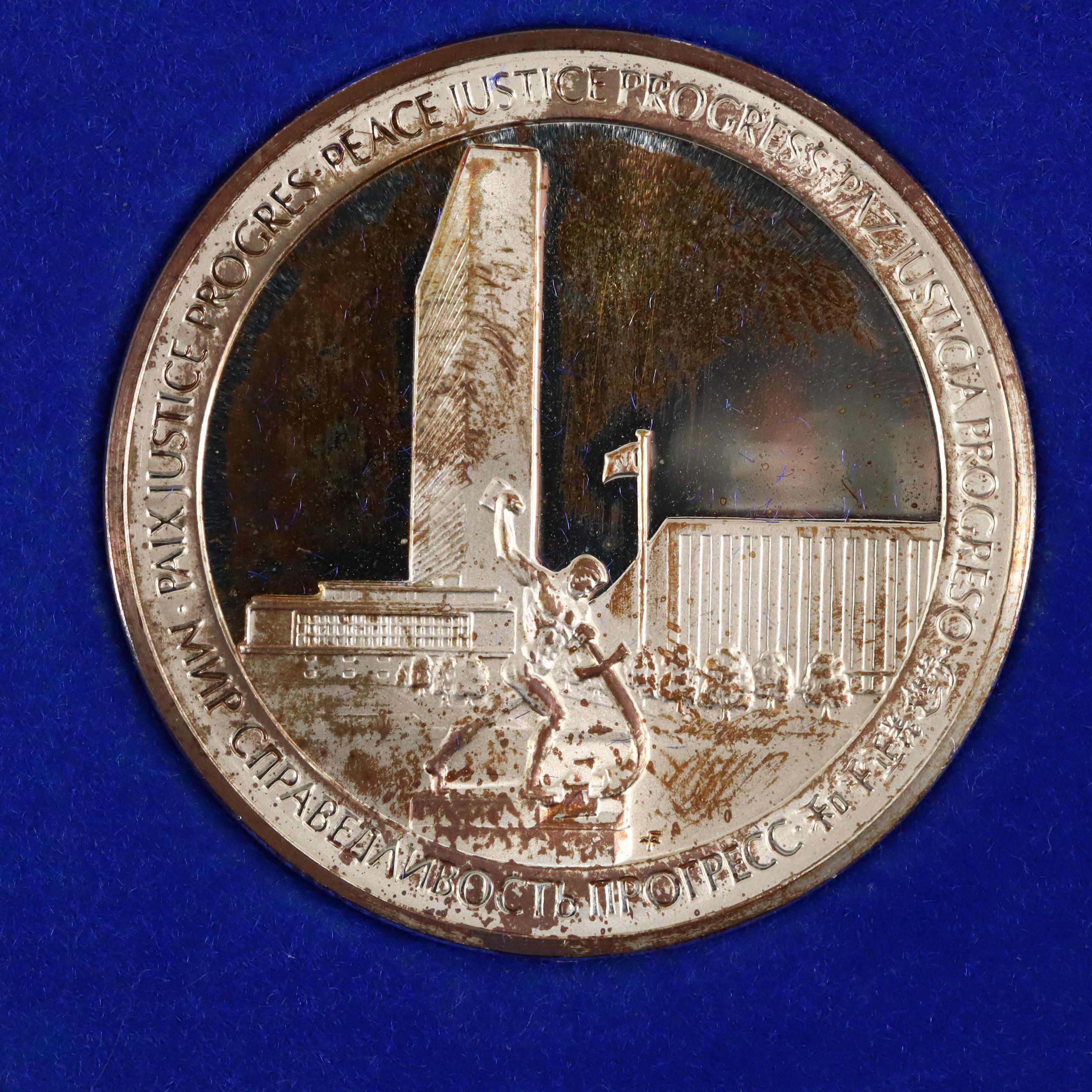 A Franklin Mint United Nations 25th Anniversary Commemorative Silver Medal Set