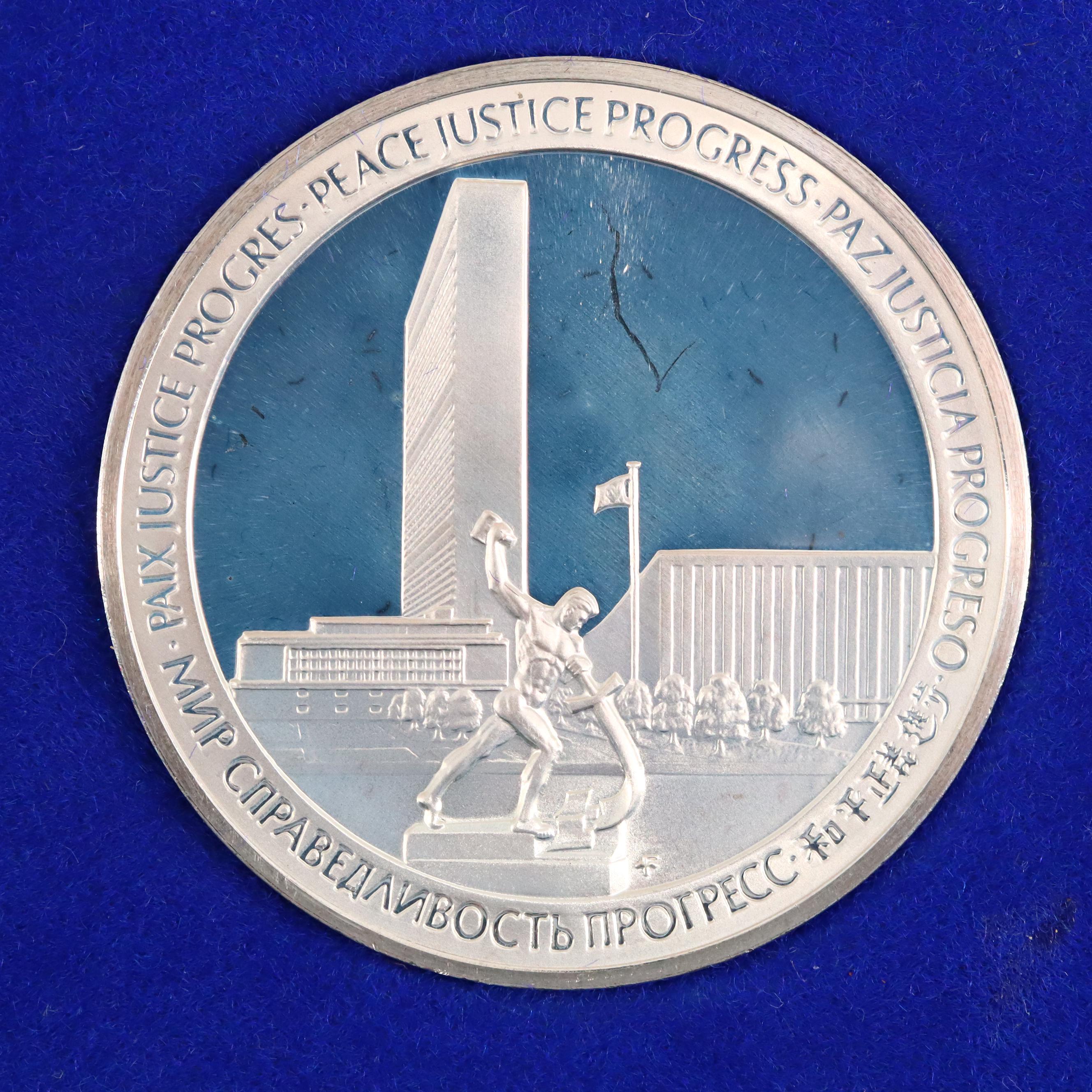 A Franklin Mint United Nations 25th Anniversary Commemorative Silver Medal Set