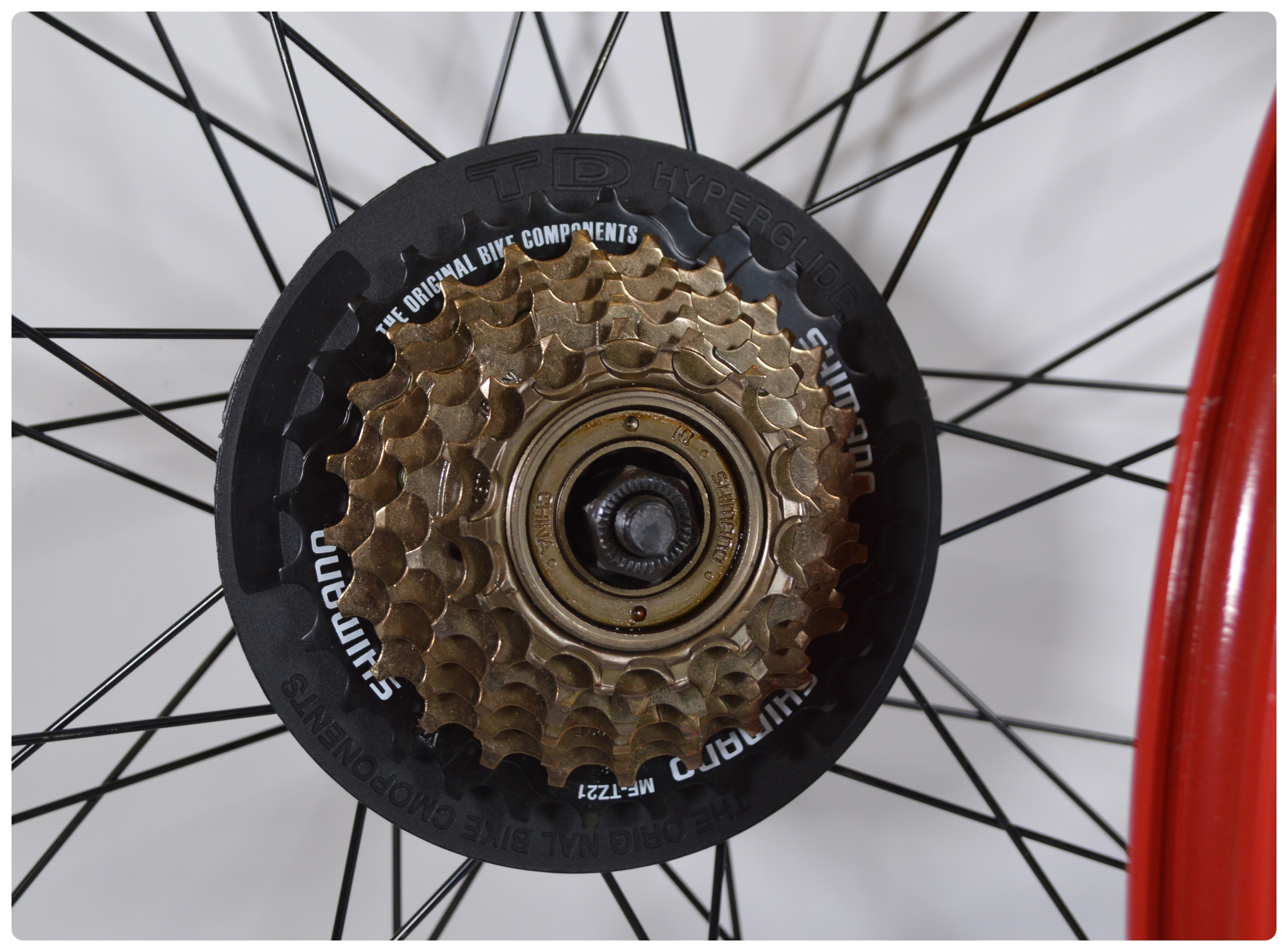 Accrue 22" Alloy Wheel and Wanda King 26" Bicycle Tire Wall Decor