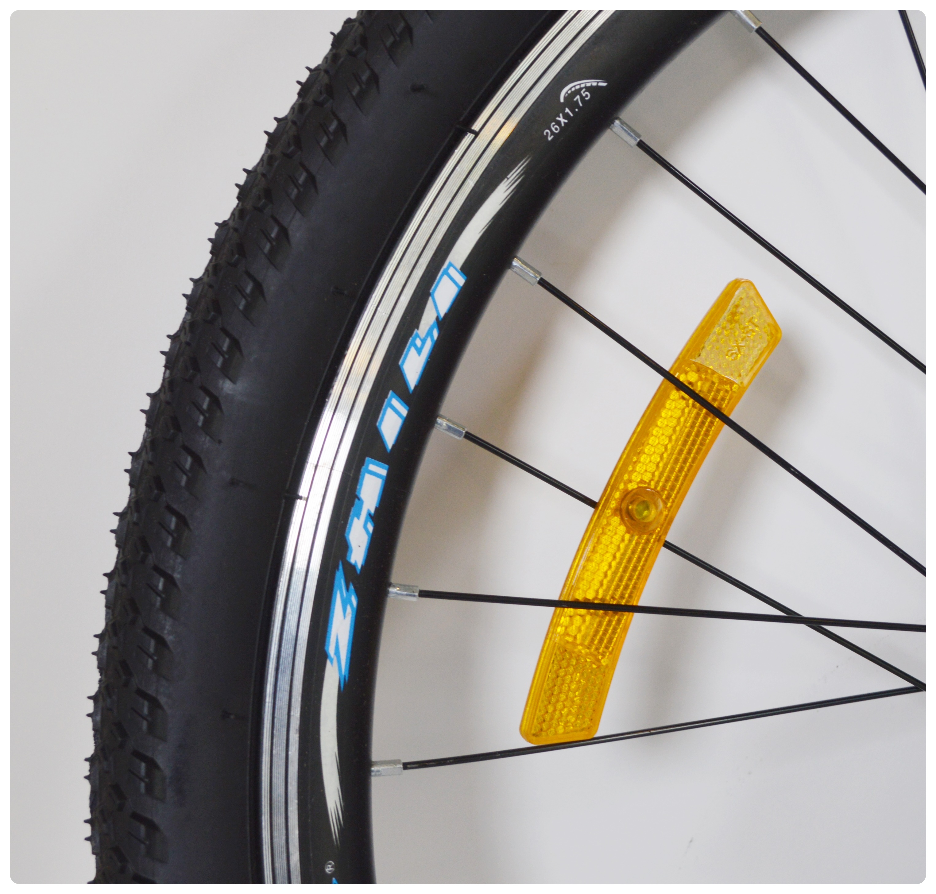 Accrue 22" Alloy Wheel and Wanda King 26" Bicycle Tire Wall Decor