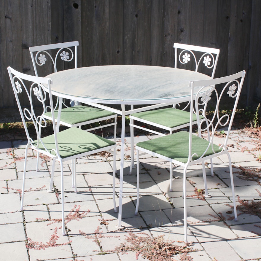 White Painted Metal Iron Patio Table and Chairs, Mid to Late 20th Century
