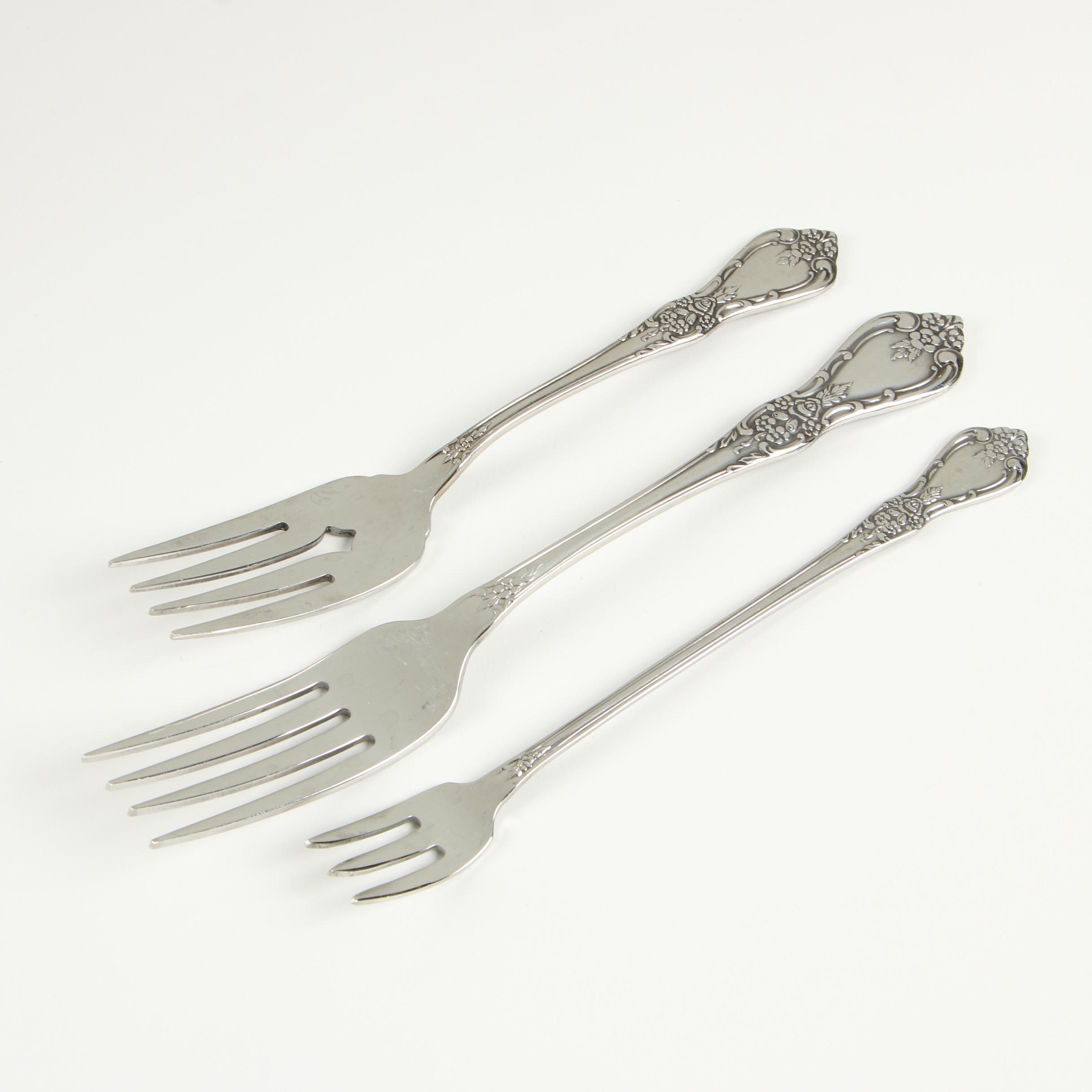 Oneida "Kennett Square" Stainless Steel Flatware Service for Twelve with Chest