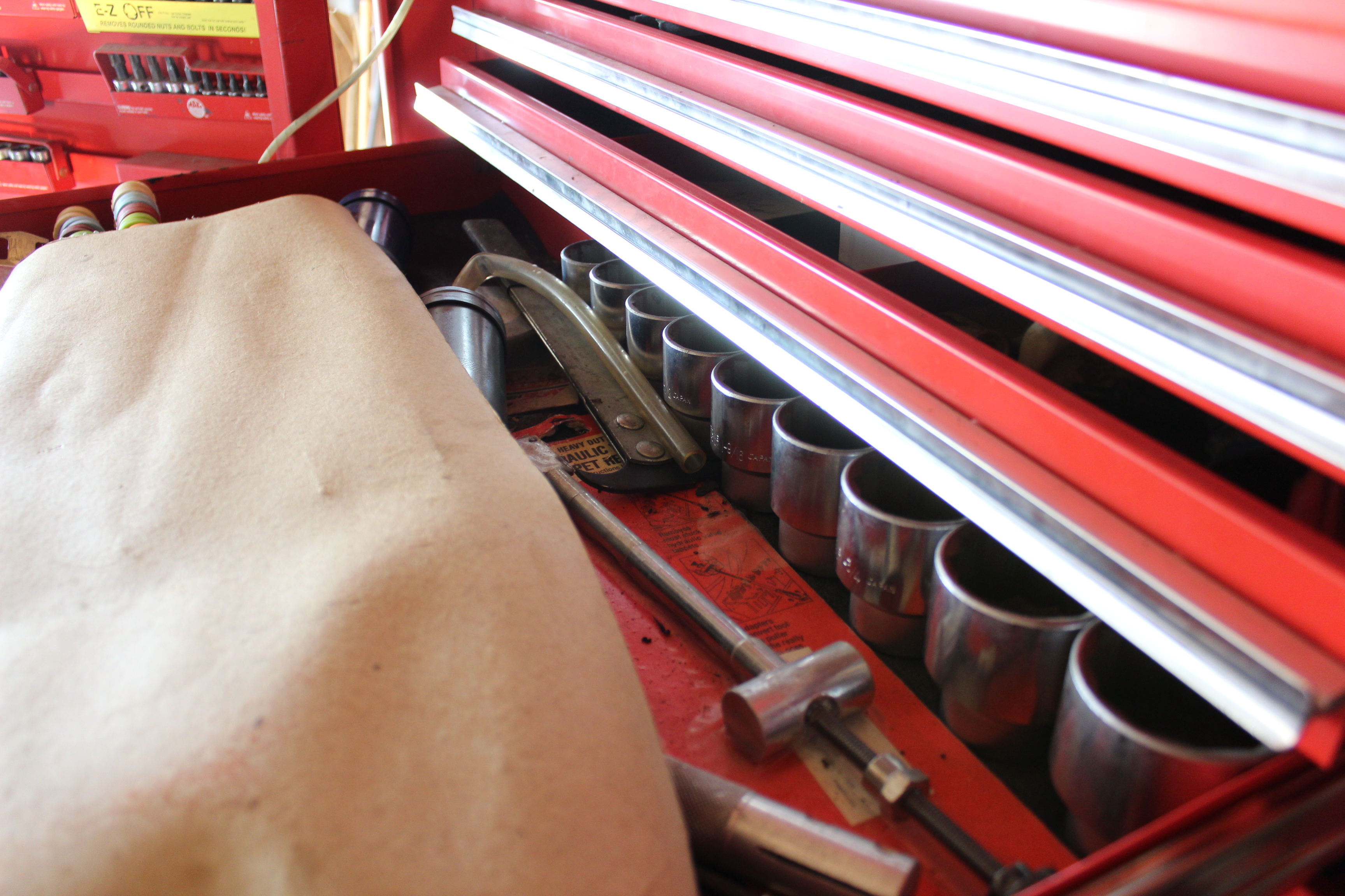 Mac MB1700 Tool Cabinet and Tools