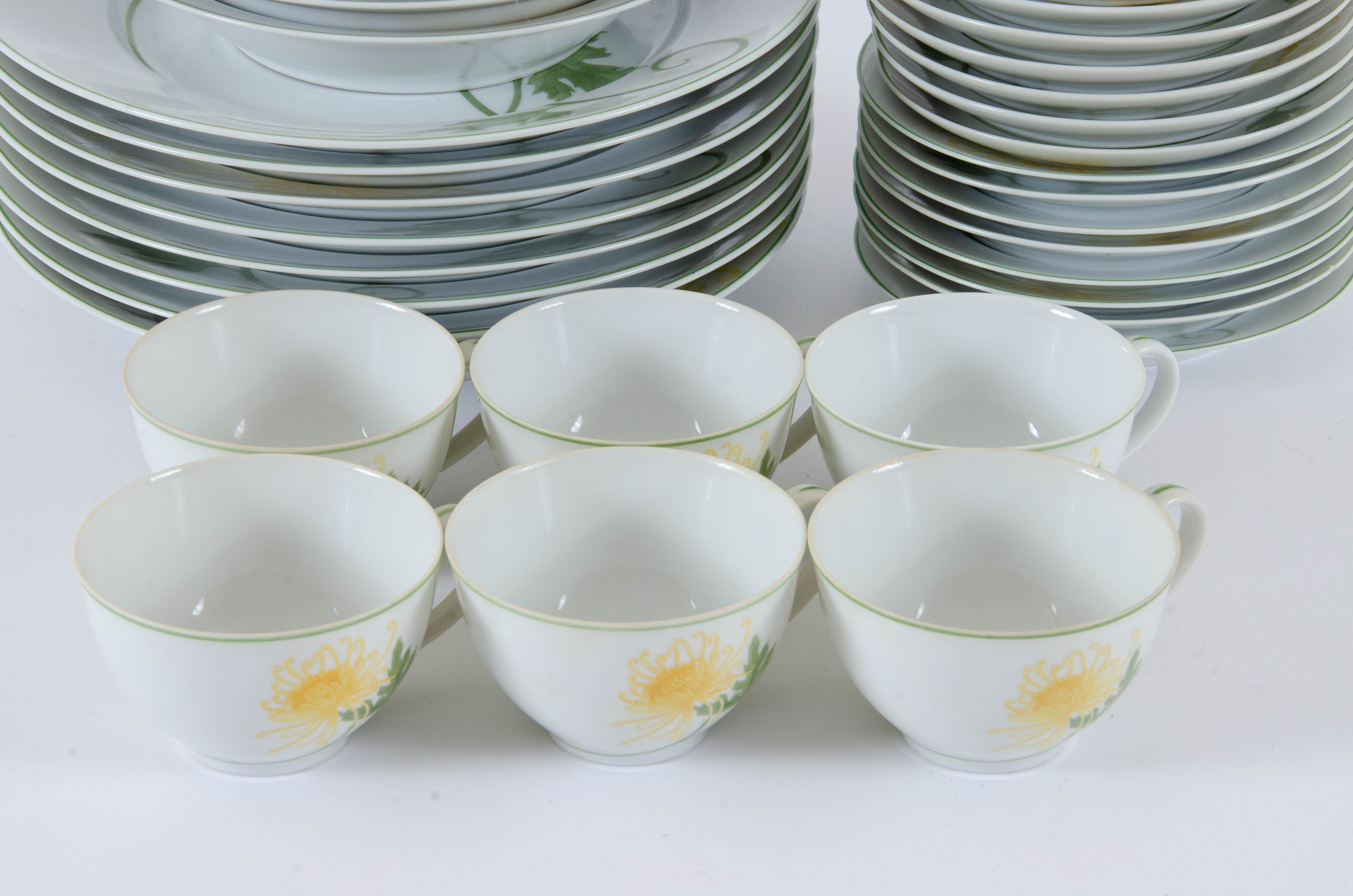 Denby "Yellow Chrysanthemum" Porcelain Dinnerware, 1970s