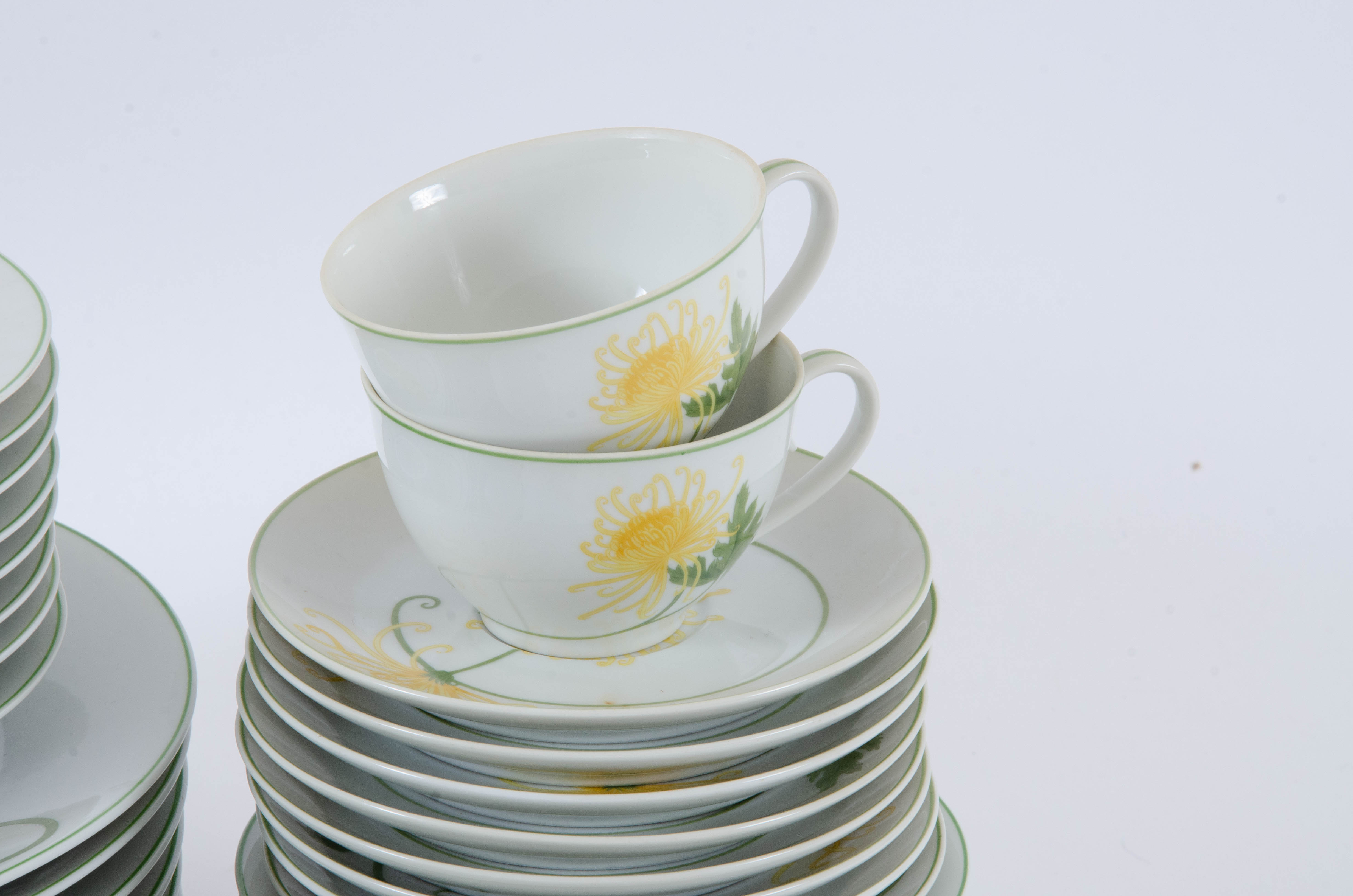 Denby "Yellow Chrysanthemum" Porcelain Dinnerware, 1970s