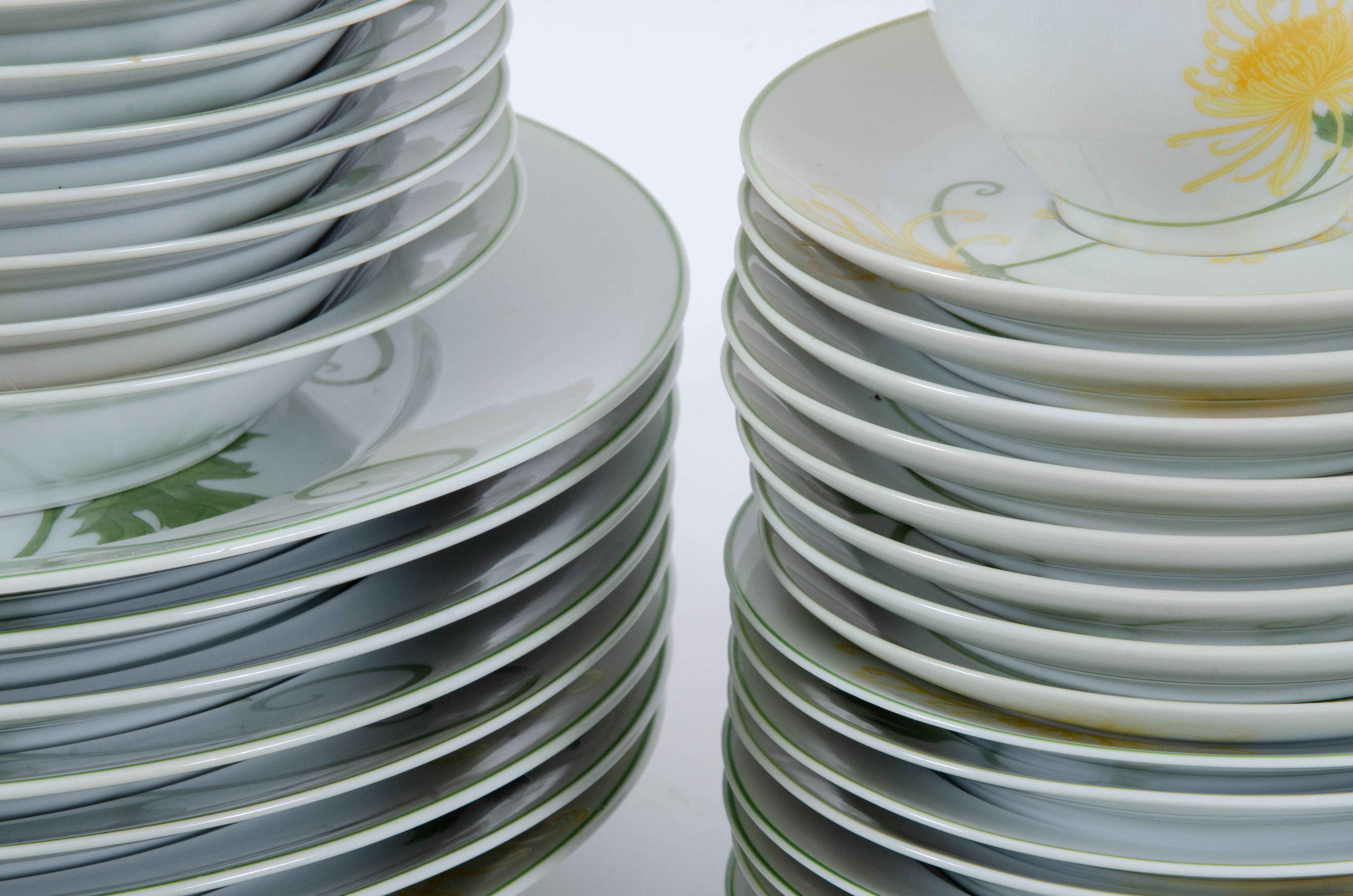 Denby "Yellow Chrysanthemum" Porcelain Dinnerware, 1970s