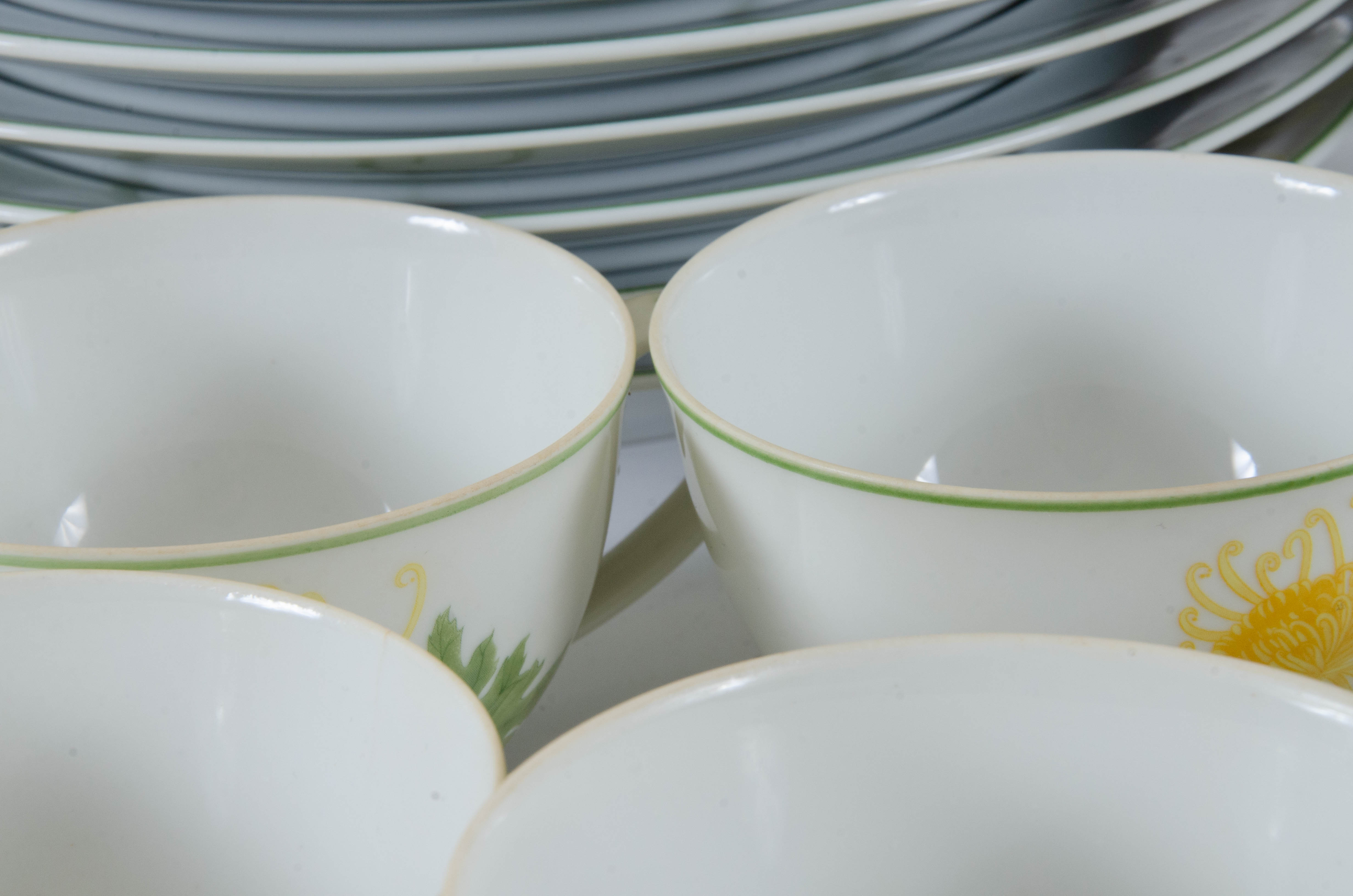 Denby "Yellow Chrysanthemum" Porcelain Dinnerware, 1970s