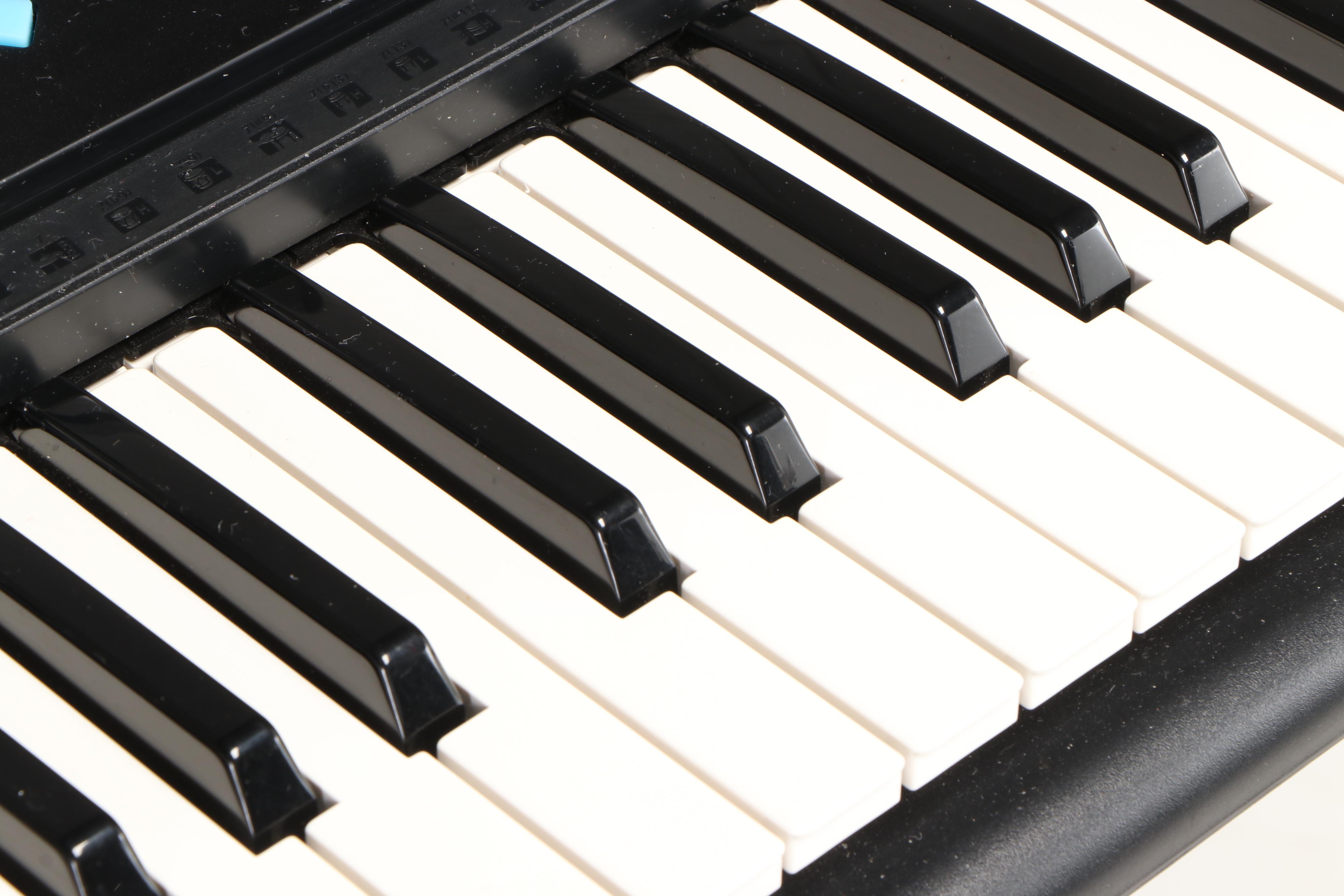 Yamaha PSR E223 Keyboard with Stand and Carrying Case, Contemporary