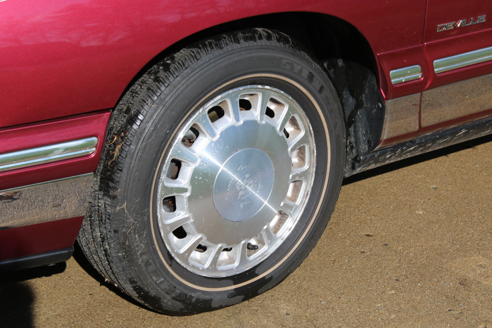 1999 Cadillac DeVille Tuxedo Edition Sedan in Crimson Pearl