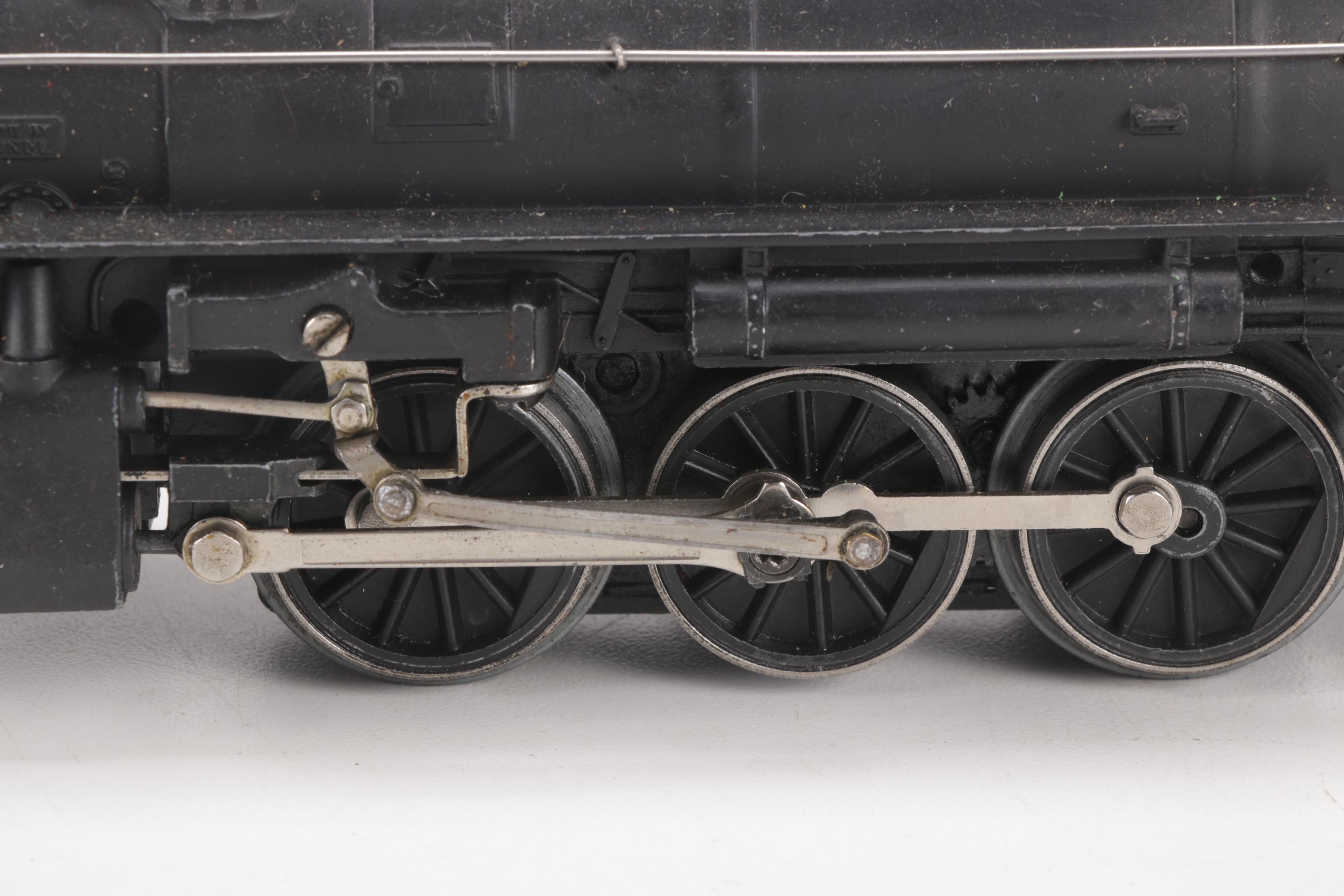 Lionel O-Gauge 1666 Steam Locomotive with 1654W Tender