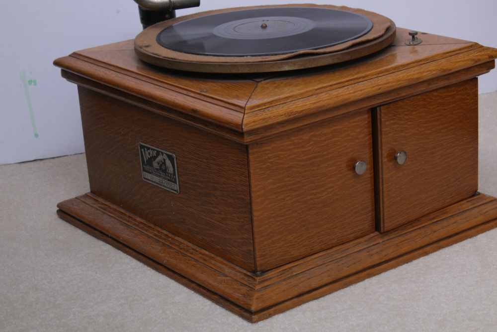 Victor-Victrola VV-VI Hand-Cranked Phonograph Player, 1912