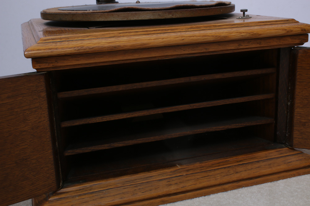 Victor-Victrola VV-VI Hand-Cranked Phonograph Player, 1912