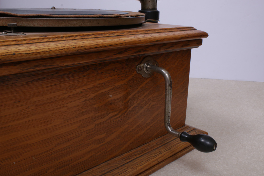 Victor-Victrola VV-VI Hand-Cranked Phonograph Player, 1912
