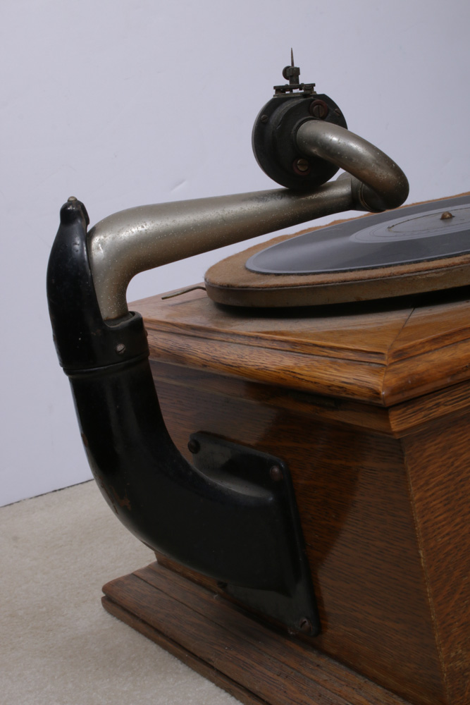 Victor-Victrola VV-VI Hand-Cranked Phonograph Player, 1912