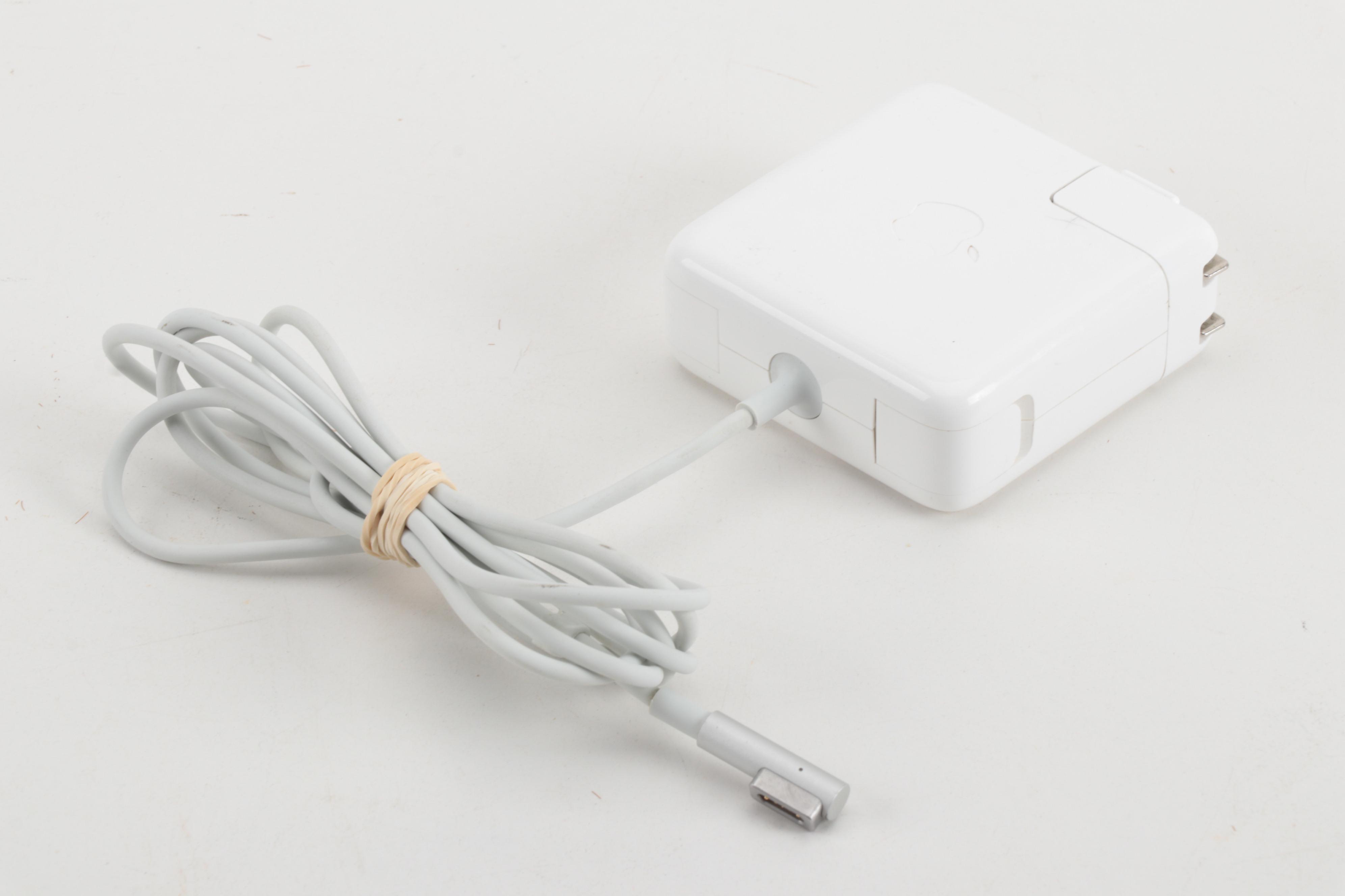 Apple 13" Apple MacBook Pro Laptop with Power Adapter, Mid-2009