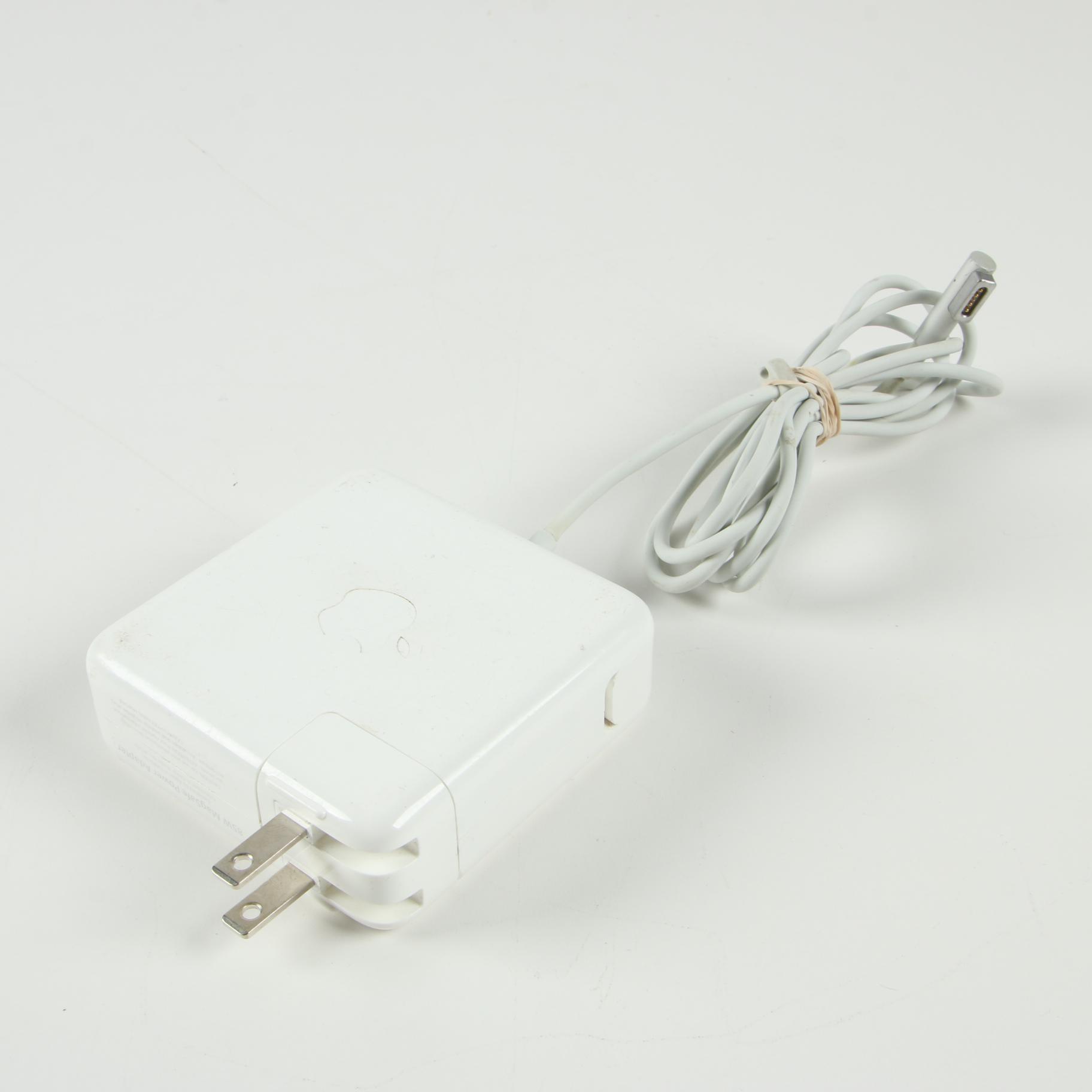 Apple 15" MacBook Pro Laptop with Power Adapter, Mid 2009