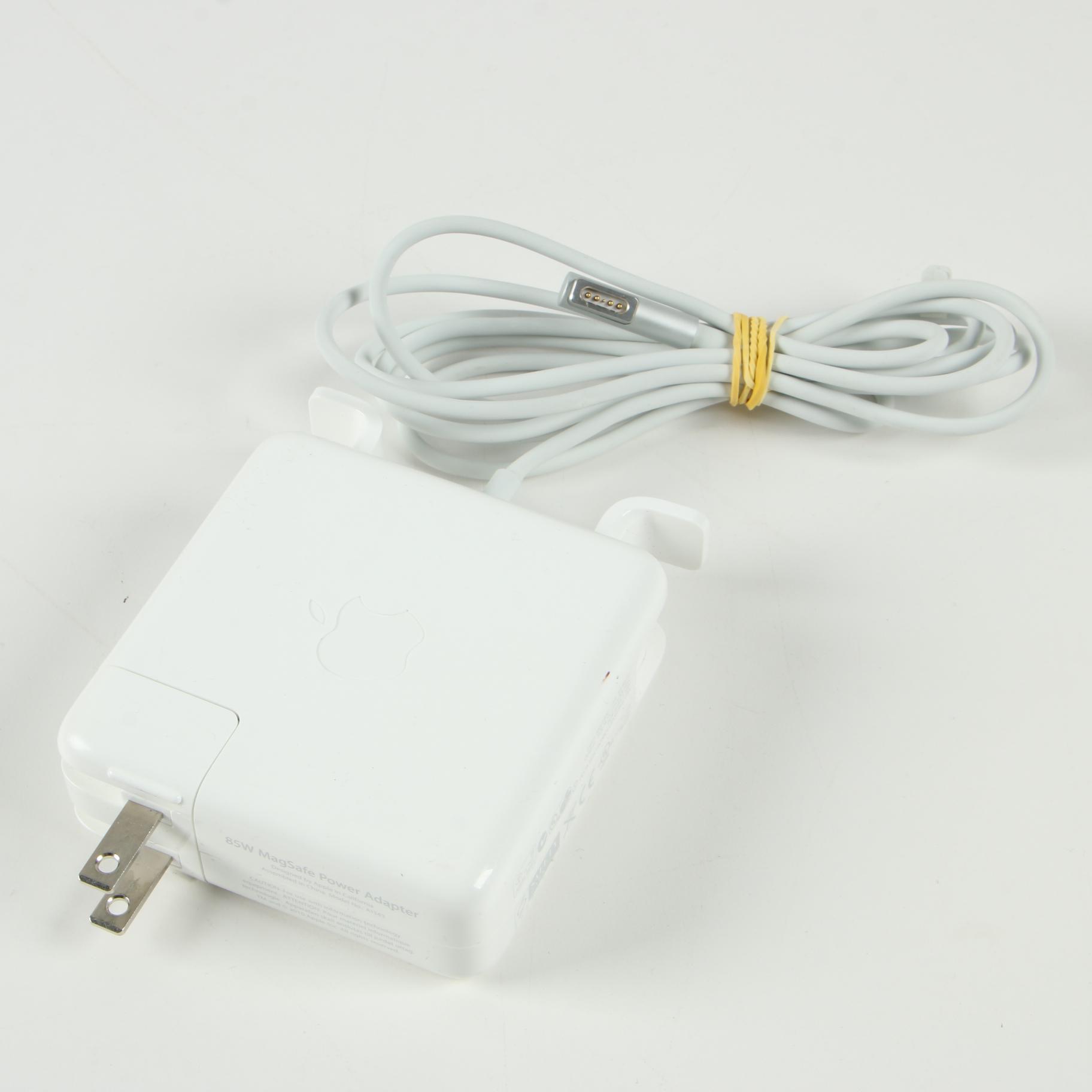 Apple 15" MacBook Pro Laptop with Power Adapter, Mid 2009