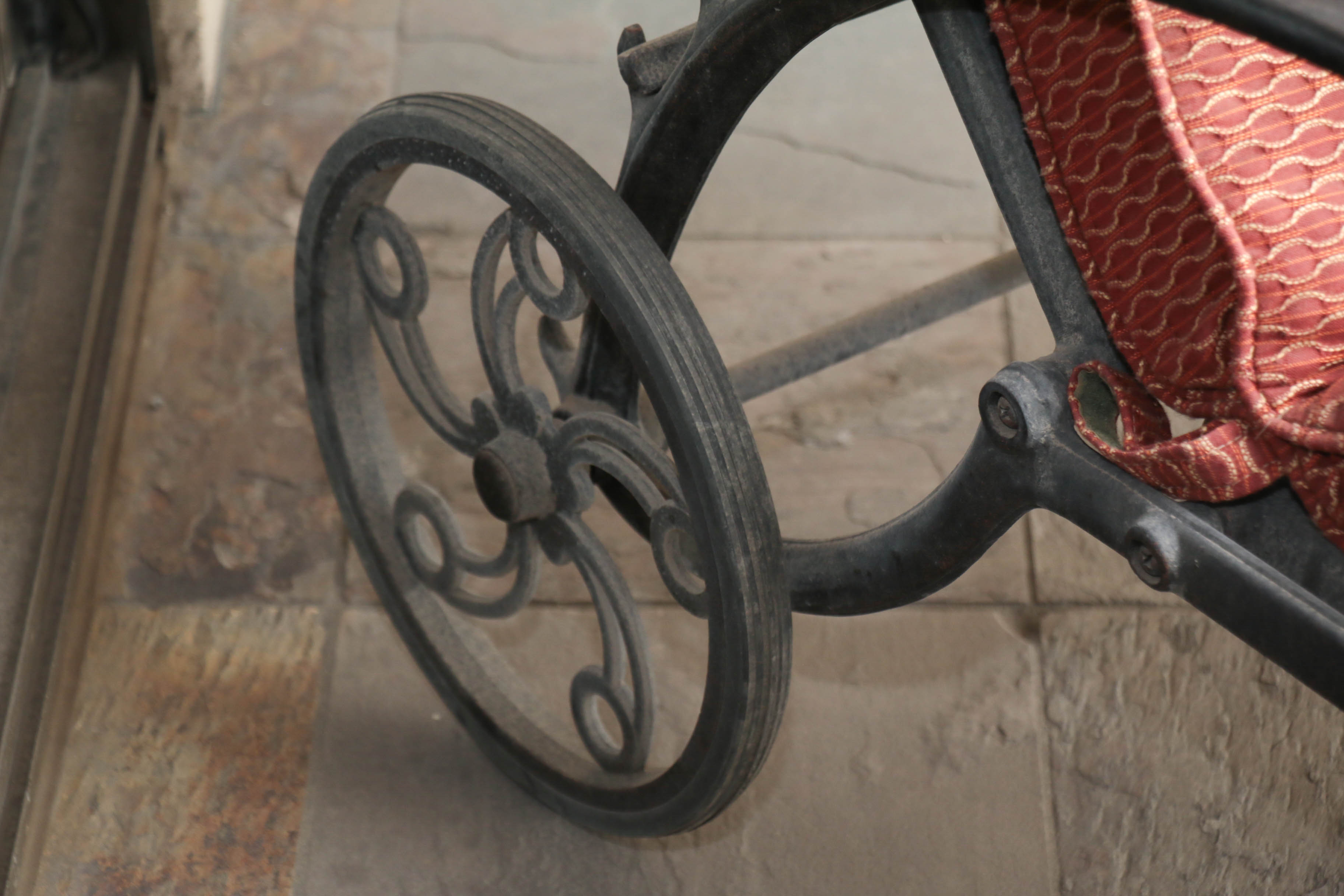 Meadowcraft Wrought Iron Chaise Lounge and Side Table