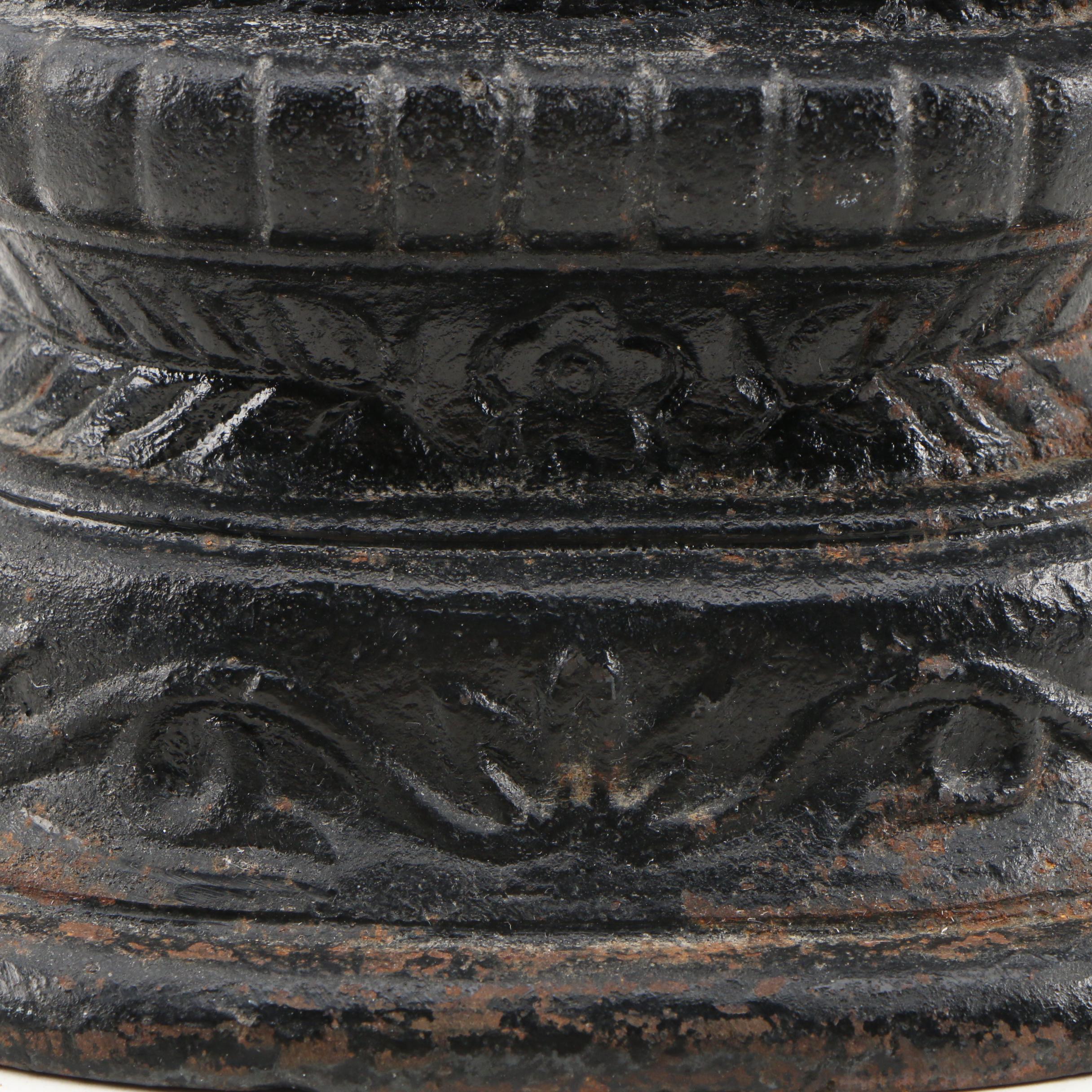 Figural Native American Cast Iron Doorstop, Early to Mid 20th Century