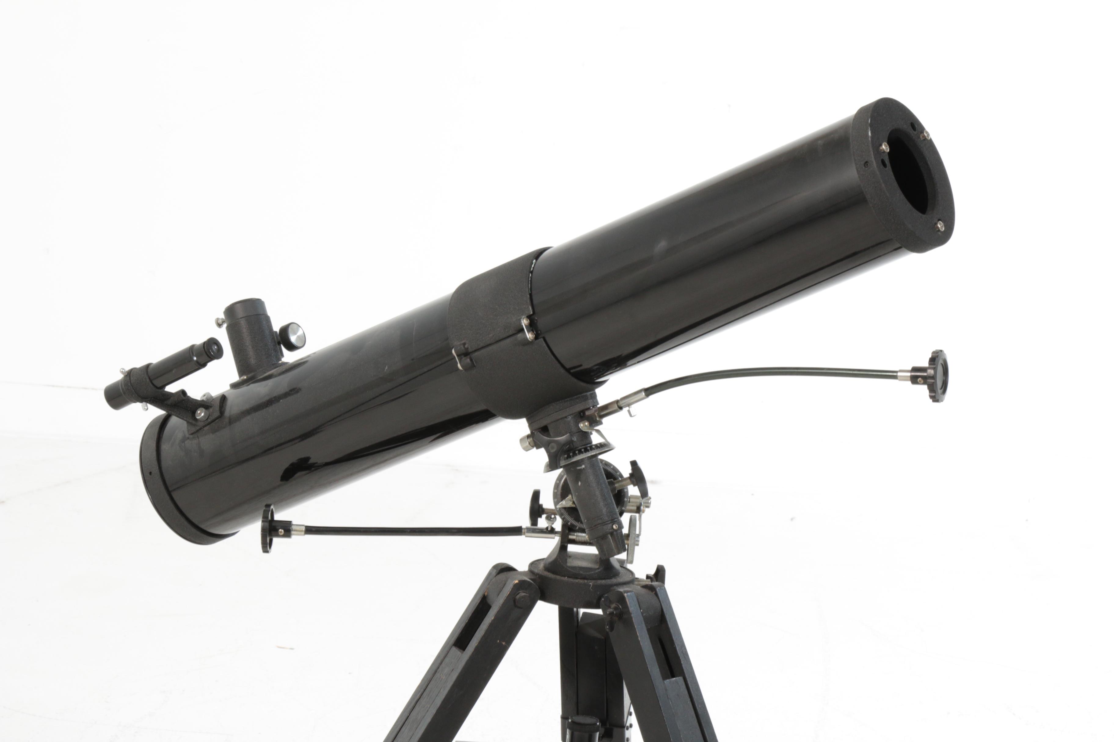 Celestron 4 1/2" (114mm) Newtonian Telescope - 910mm ƒ