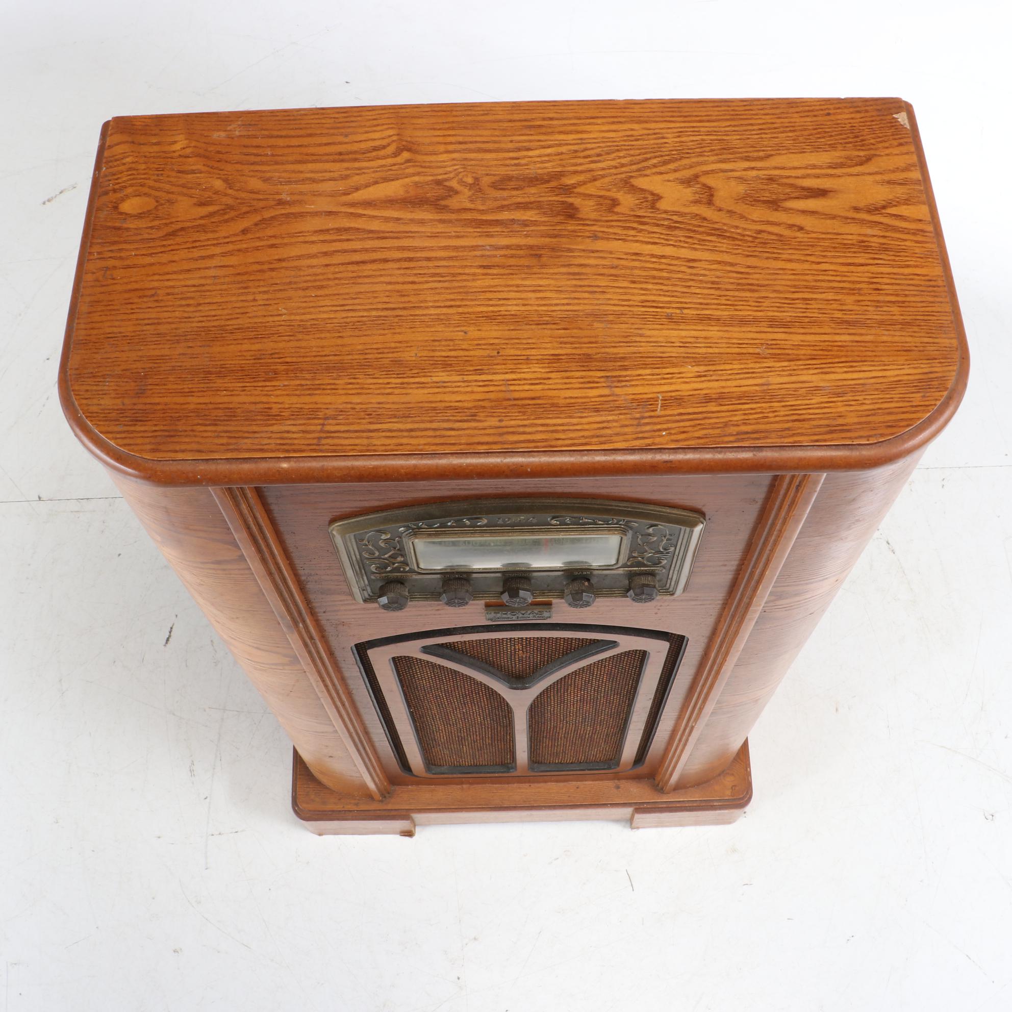 Thomas 1944 Collector's Edition Oak AM/FM Radio, Late 20th Century