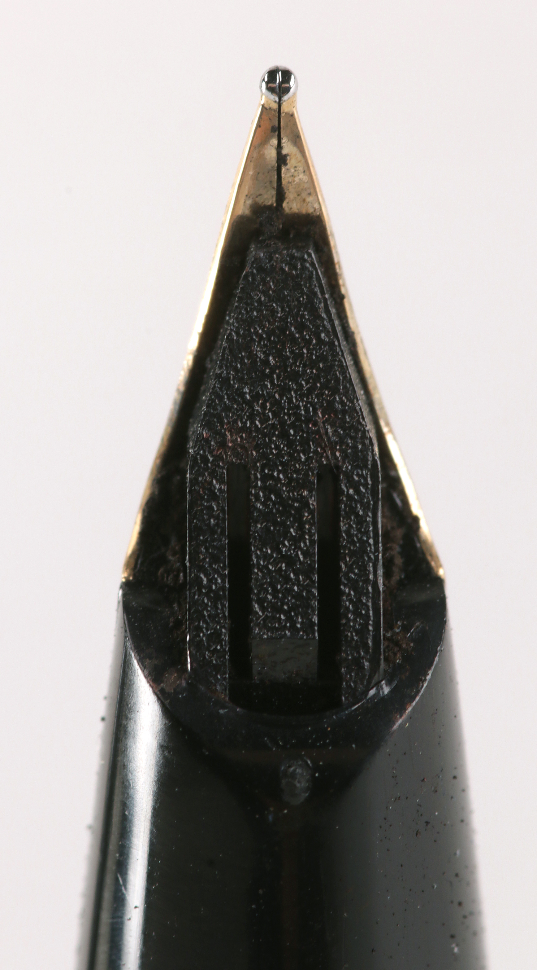 Sheaffer Targa Black Lacquer Fountain Pen with 14K Gold Nib