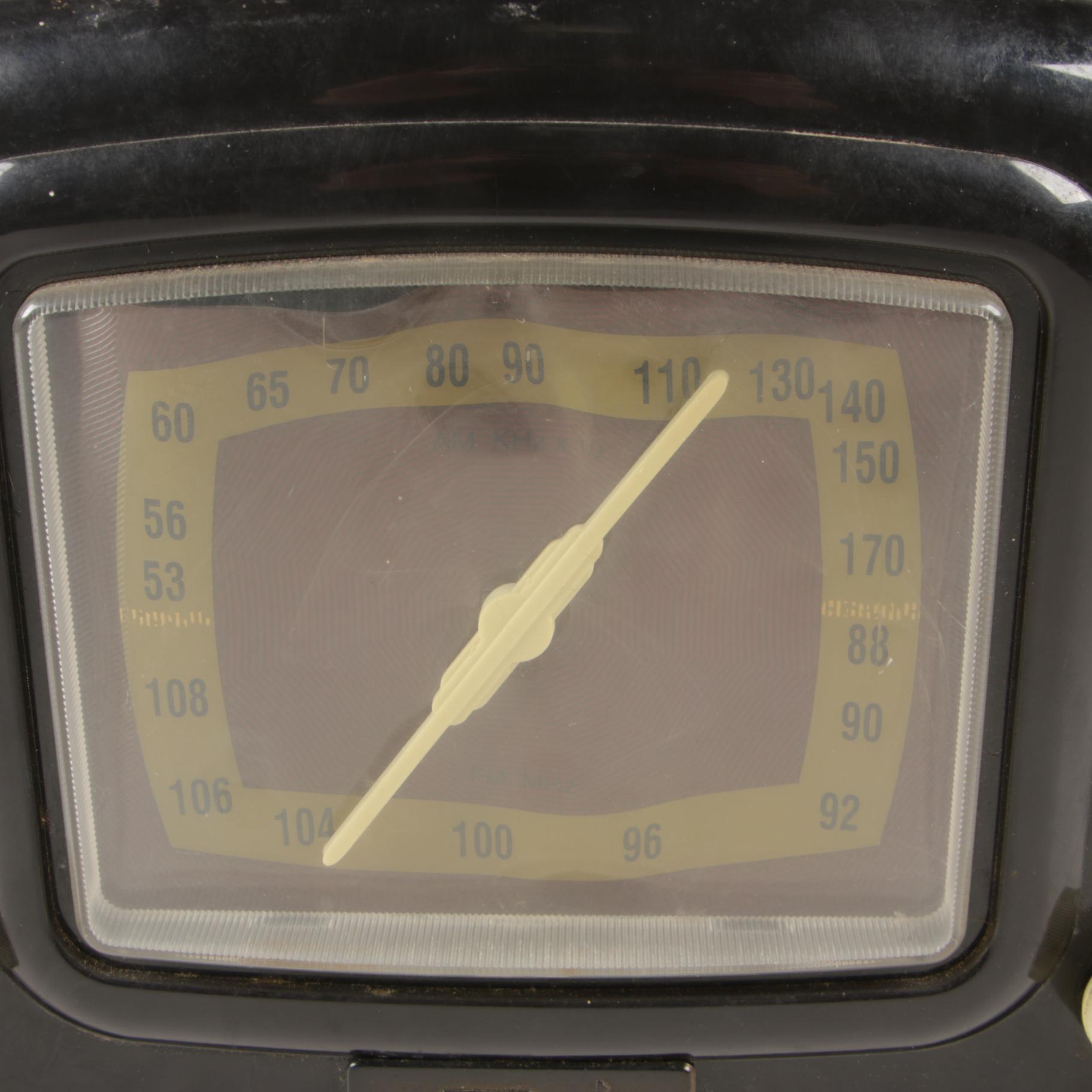 Doral "Across America" AM/FM Tuner Radio with Cassette Player