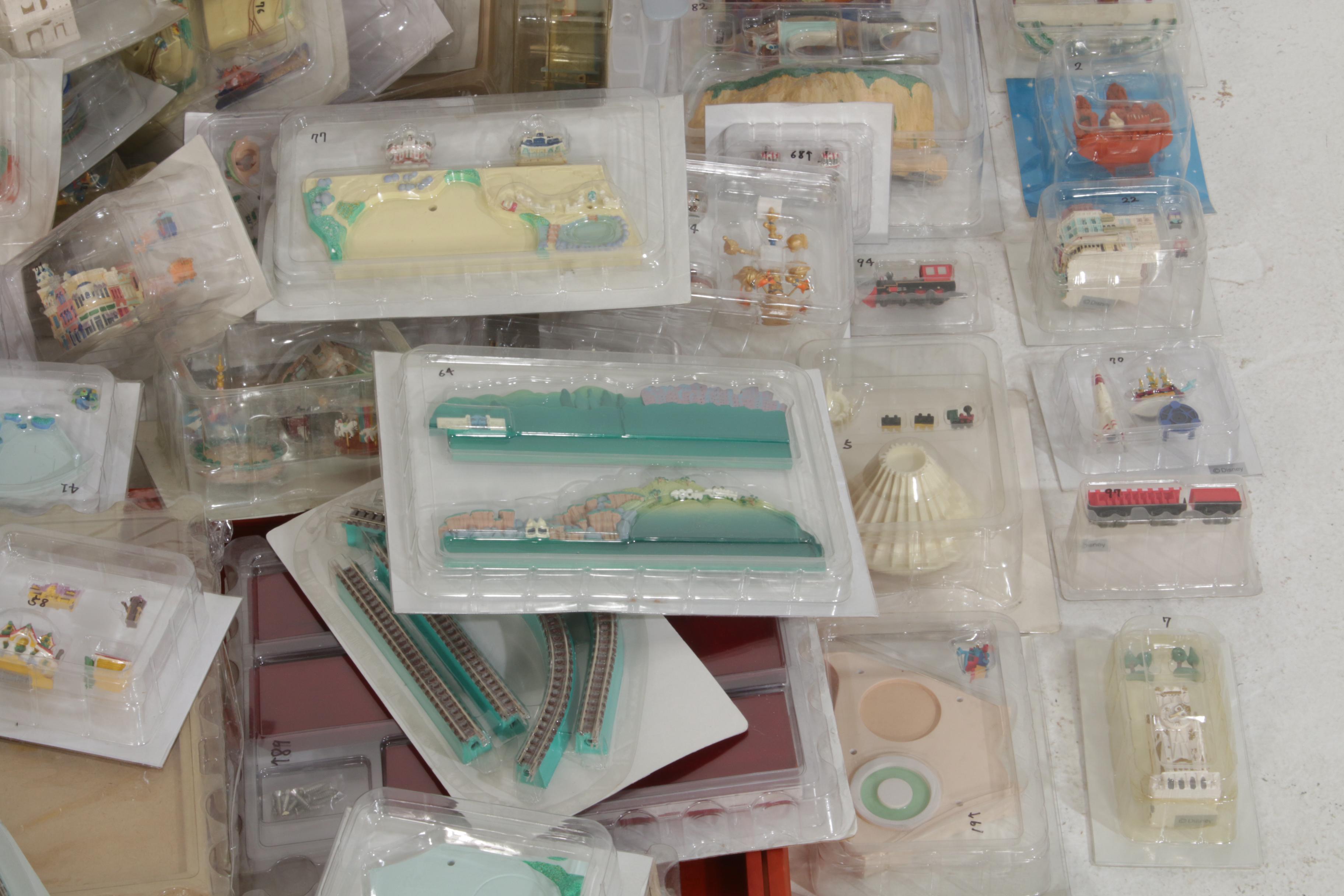 De Agostini My Disneyland Diorama with Display Case, Miniatures and Magazines