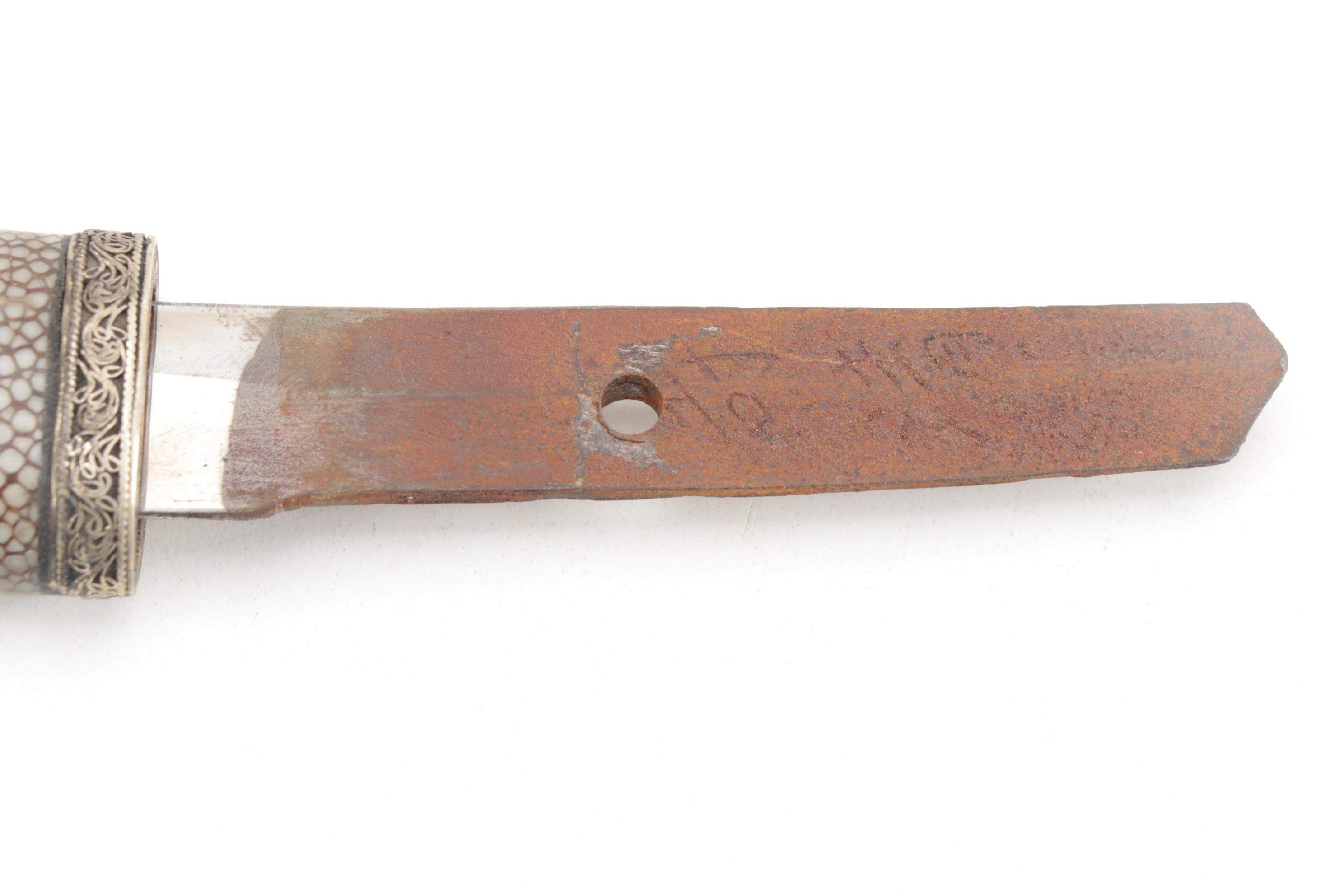 Japanese Tantō Dagger with Laquered Shagreen Grip and Scabbard