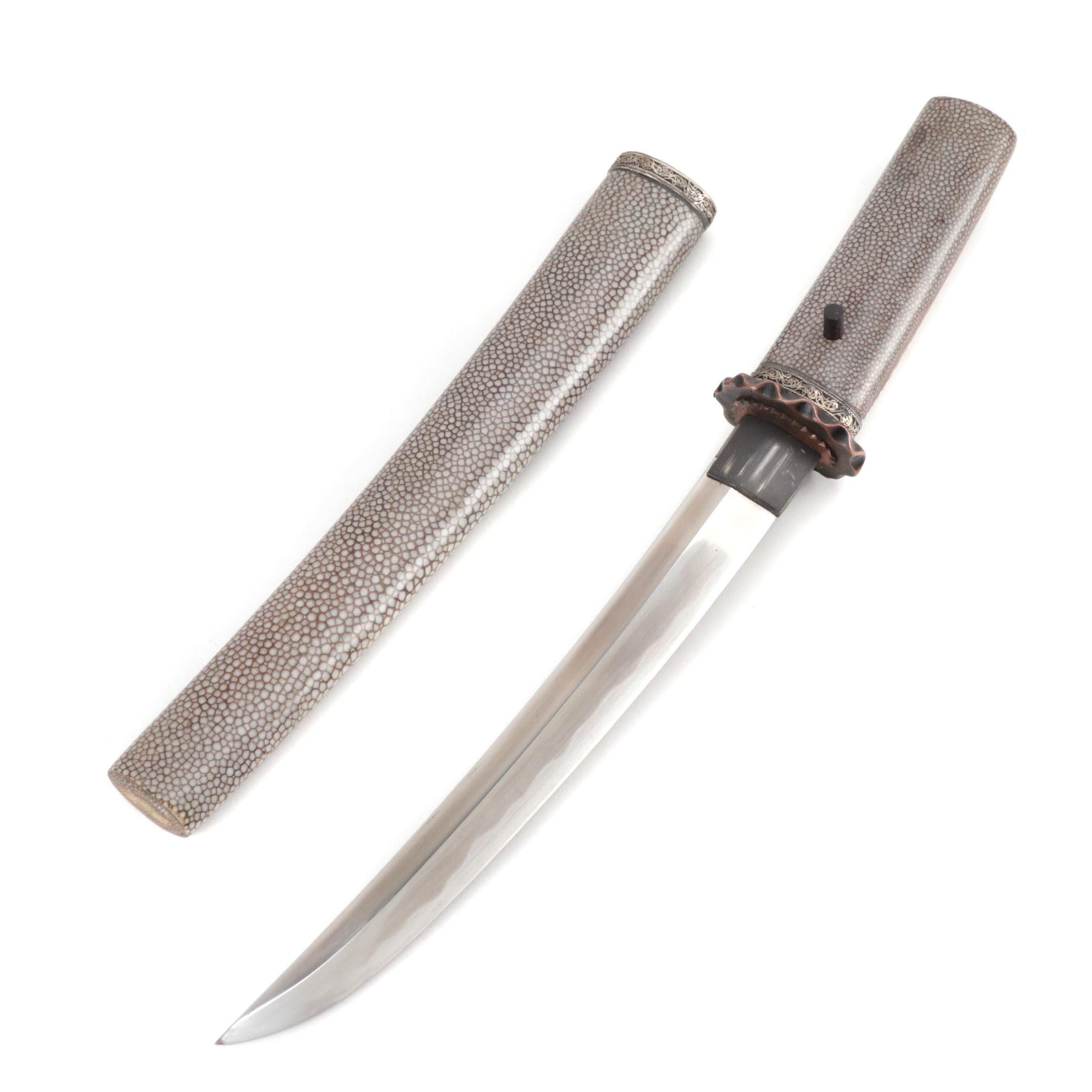 Japanese Tantō Dagger with Laquered Shagreen Grip and Scabbard