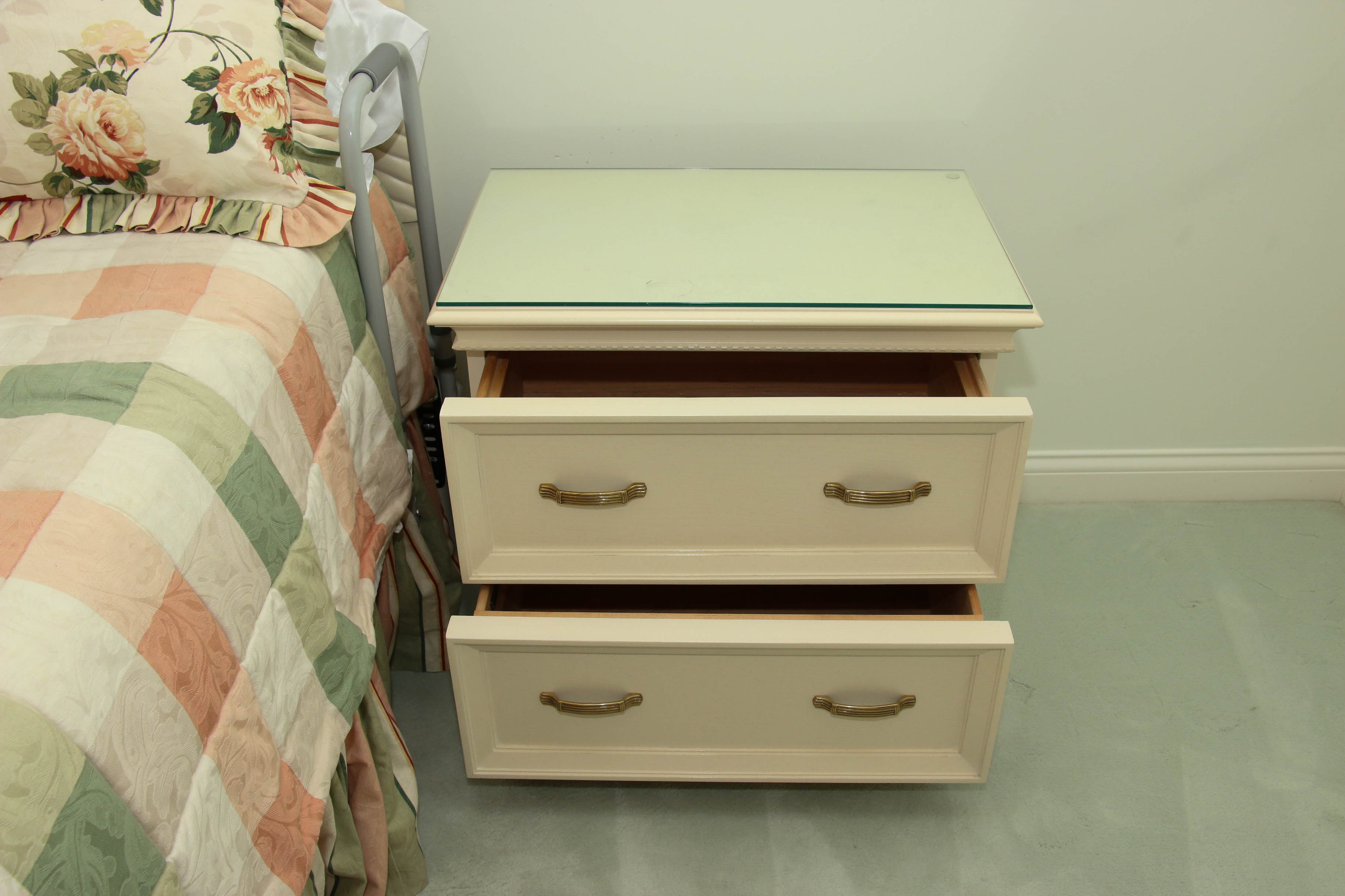 Leggett & Platt Queen Adjustable Platform Bed with Century Frame & Nightstand