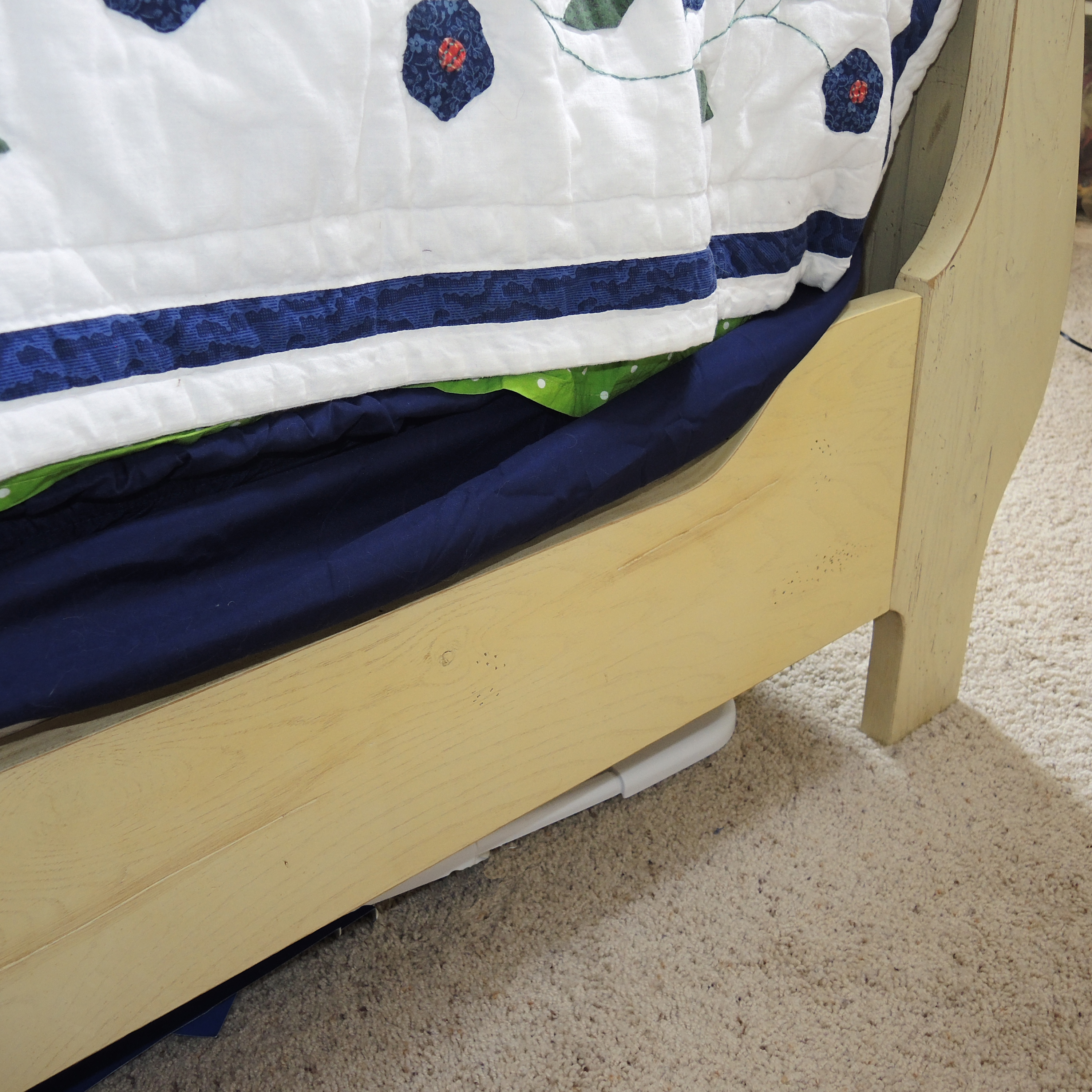 Broyhill "Attic Heirlooms" Full-Size Sleigh Bed and Nightstand in Whitewash