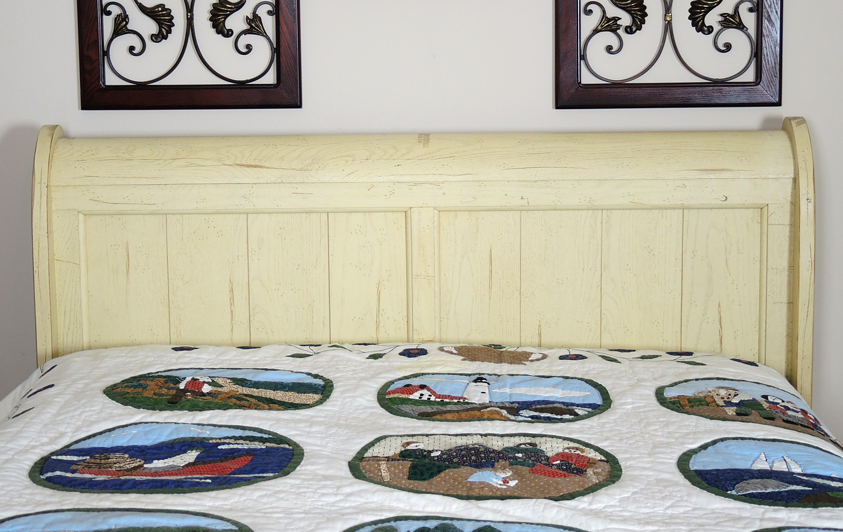 Broyhill "Attic Heirlooms" Full-Size Sleigh Bed and Nightstand in Whitewash