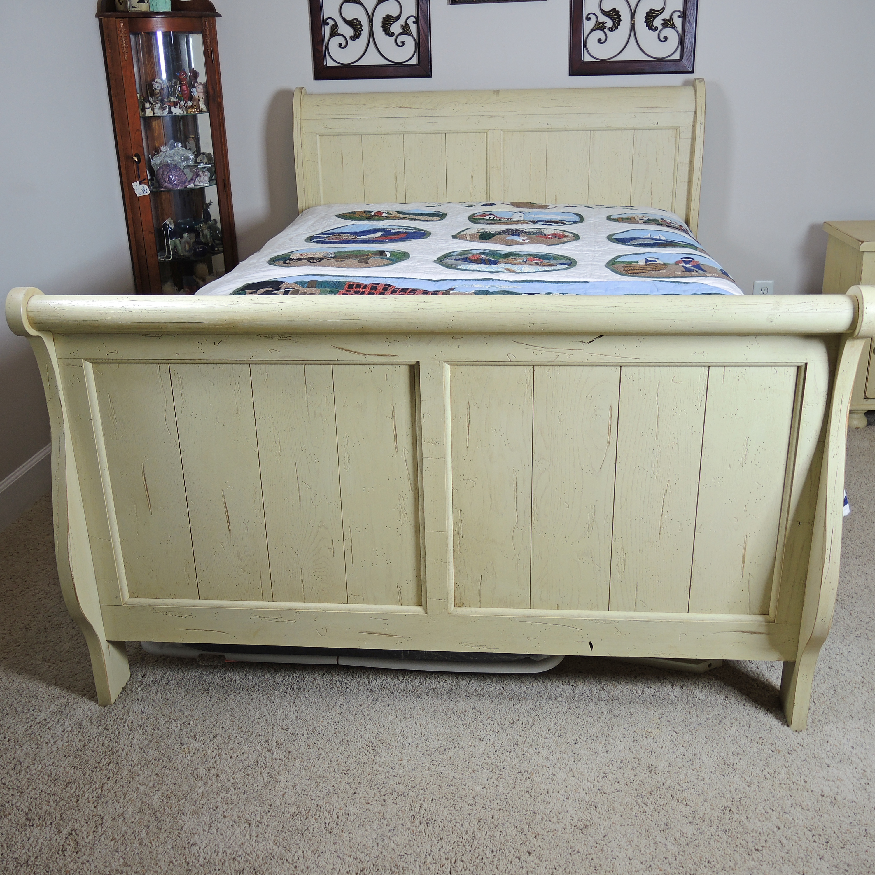 Broyhill "Attic Heirlooms" Full-Size Sleigh Bed and Nightstand in Whitewash