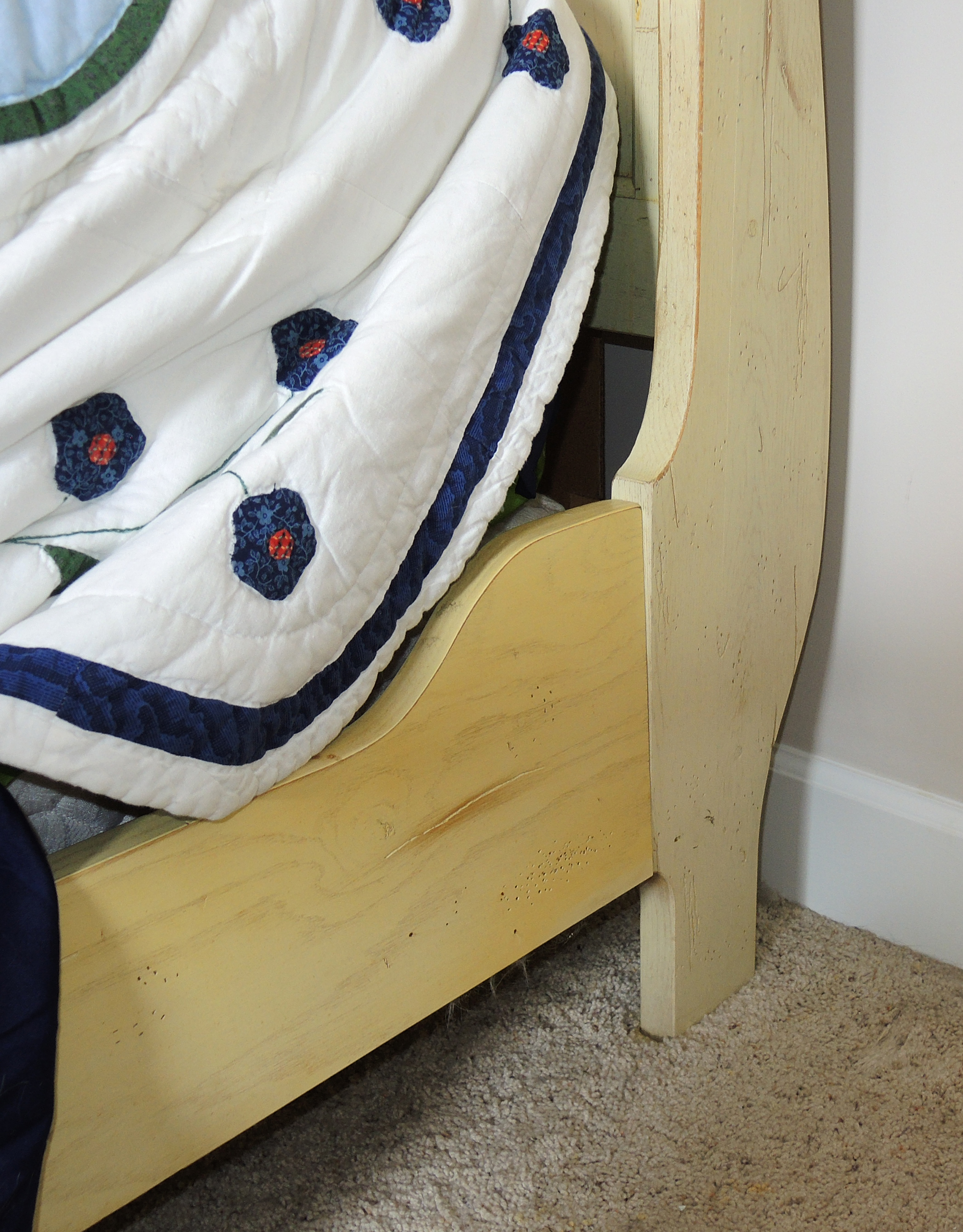 Broyhill "Attic Heirlooms" Full-Size Sleigh Bed and Nightstand in Whitewash