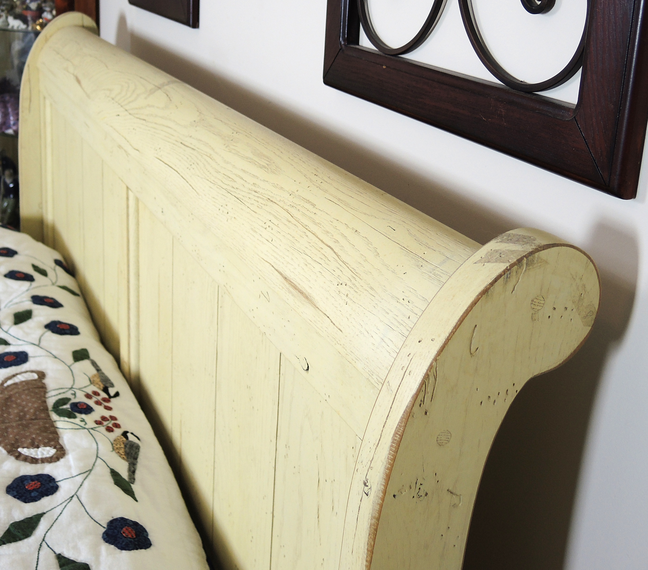 Broyhill "Attic Heirlooms" Full-Size Sleigh Bed and Nightstand in Whitewash