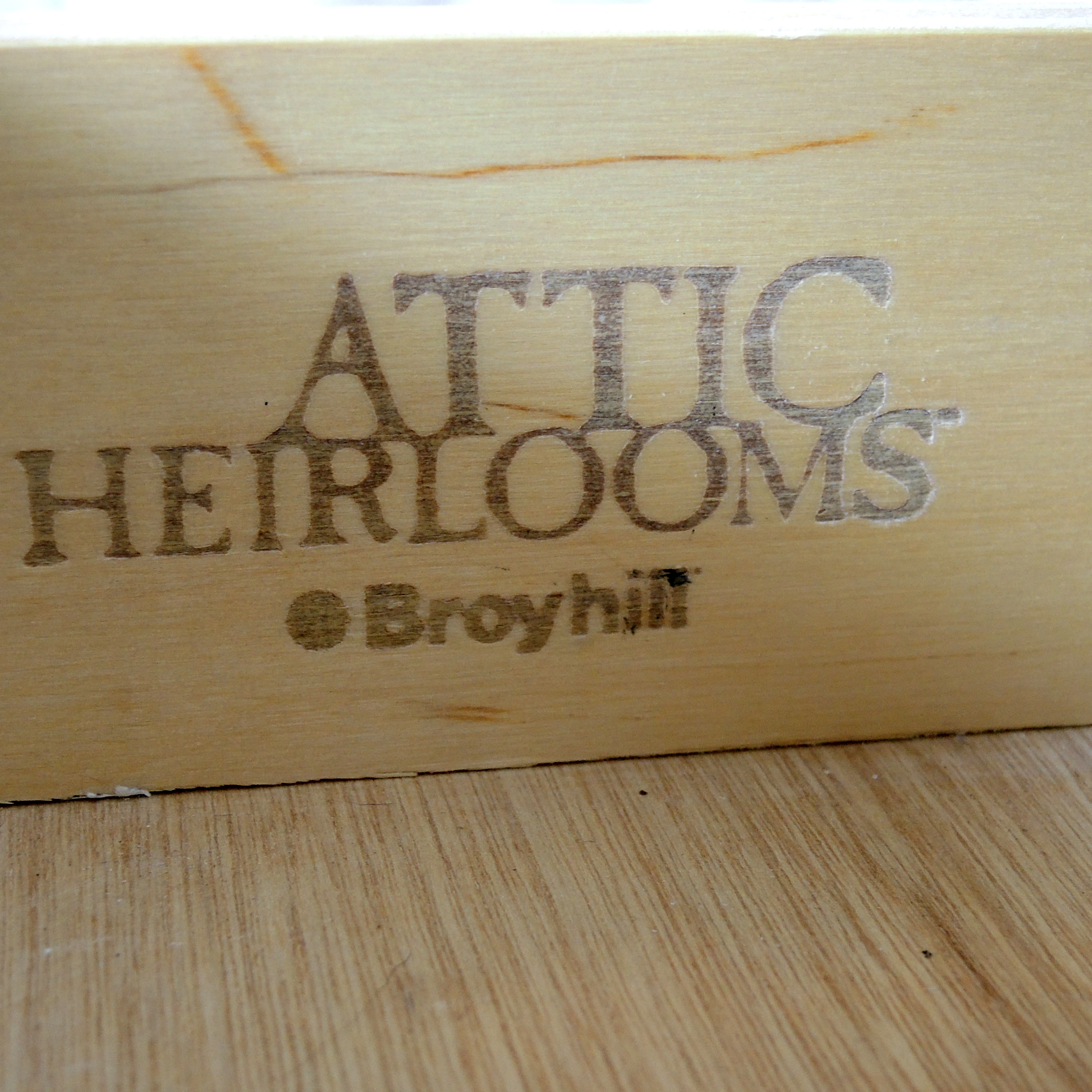 Broyhill "Attic Heirlooms" Full-Size Sleigh Bed and Nightstand in Whitewash