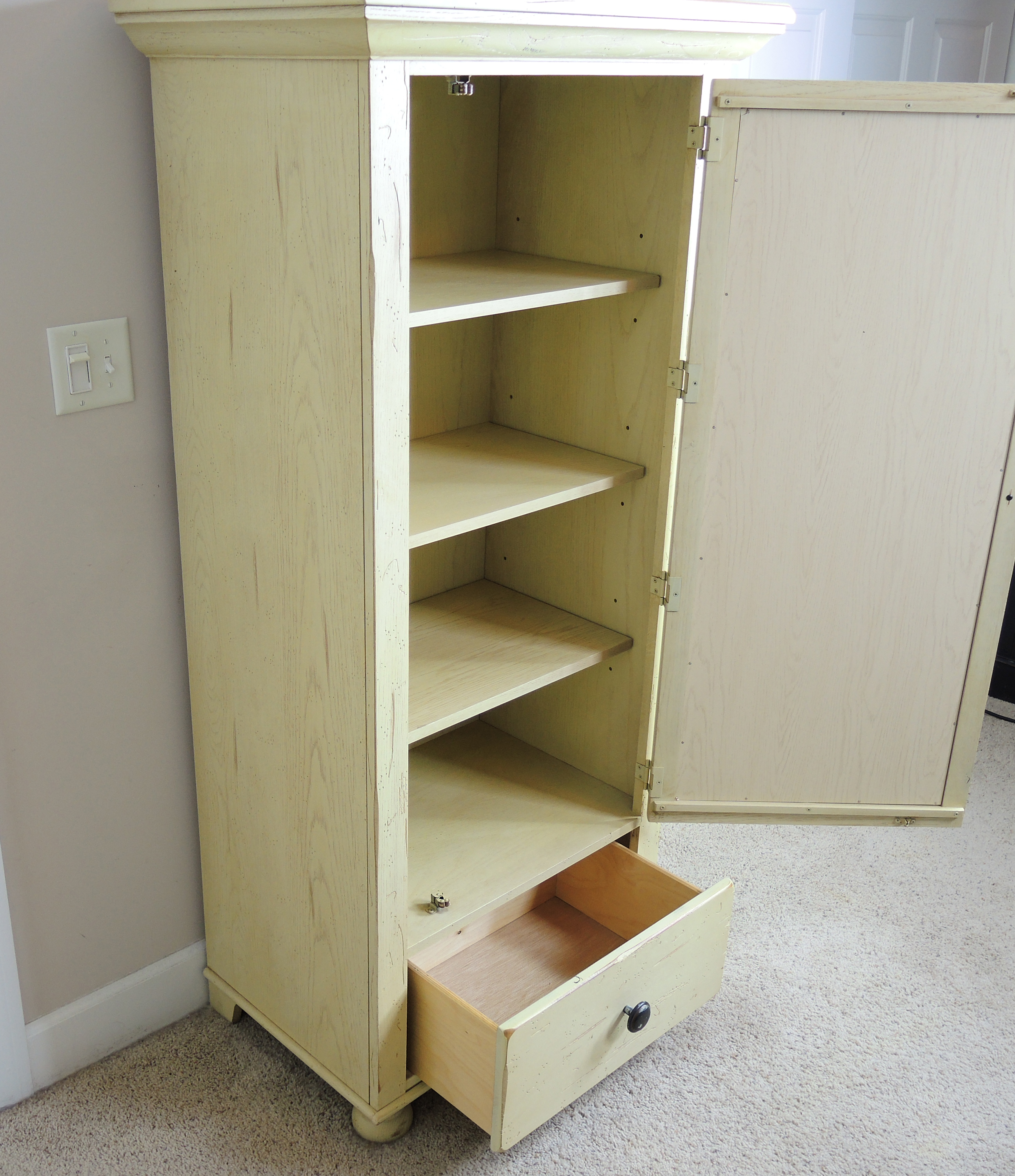 Broyhill "Attic Heirlooms" Mirrored Cabinet in Whitewash Finish