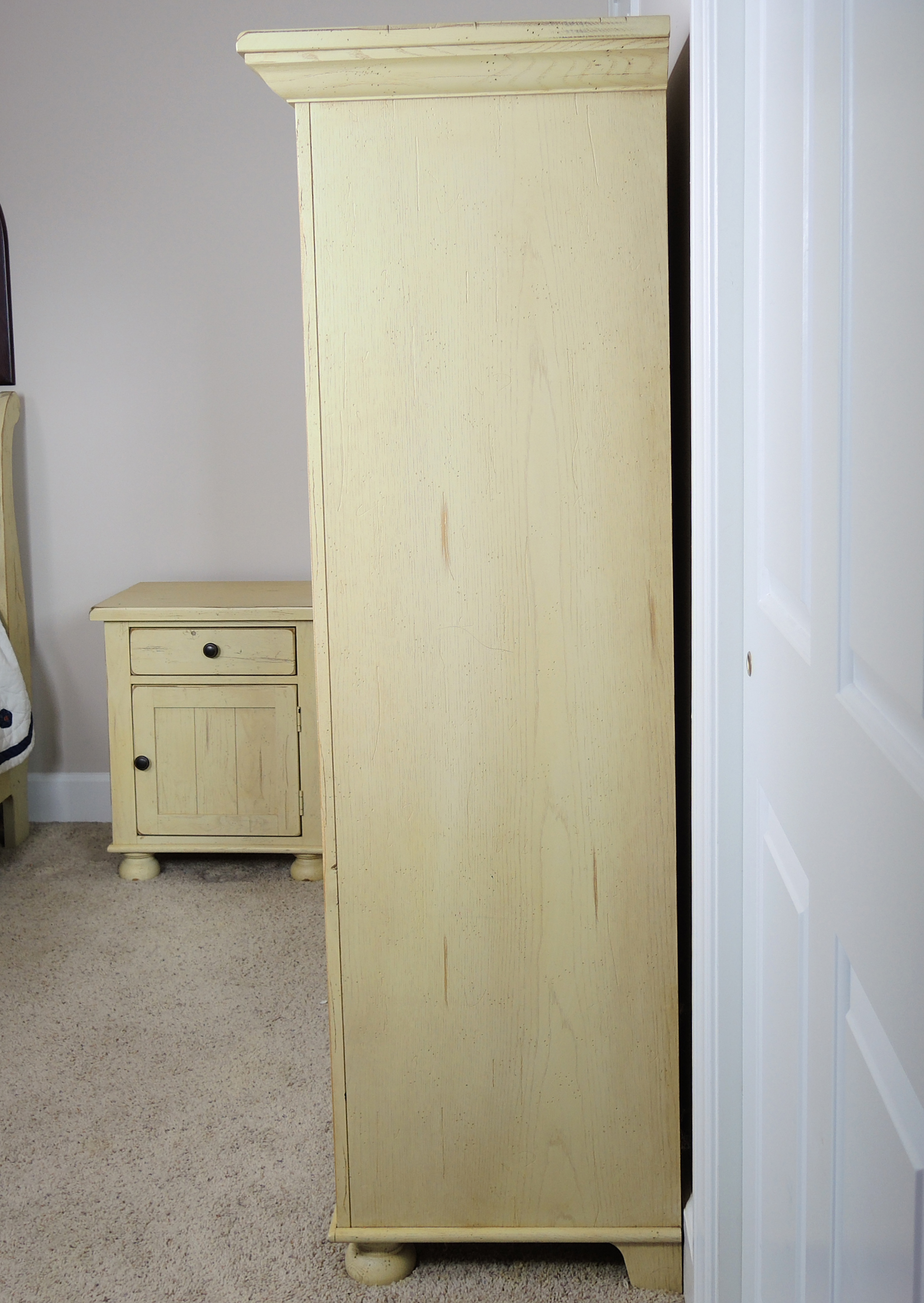 Broyhill "Attic Heirlooms" Mirrored Cabinet in Whitewash Finish